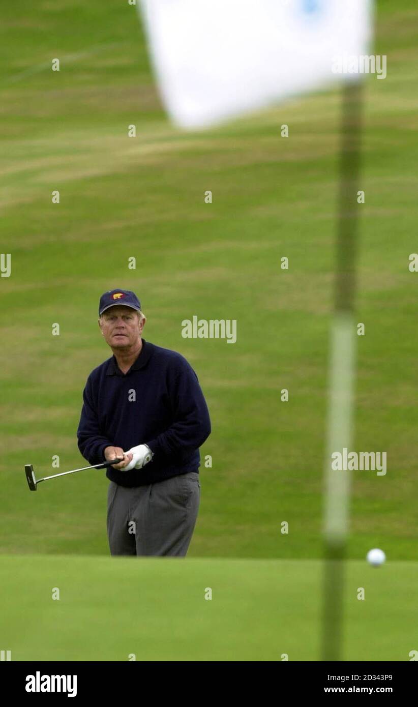 American Jack Nicklaus mettant sur le sixième vert lors de sa première partie au championnat Senior British Open Championship, Turnberry. *..Nicklaus et Tom Watson sont en train de revivre 1977 s célèbre 'del dans le Soleil' environ 26 ans après avoir produit l'une des plus belles finales jamais vues à un Championnat ouvert. À cette occasion, Nicklaus a fermé avec des 66s successifs - et perdu par un accident vasculaire cérébral à Watson, qui a cardé 66, 65. Banque D'Images