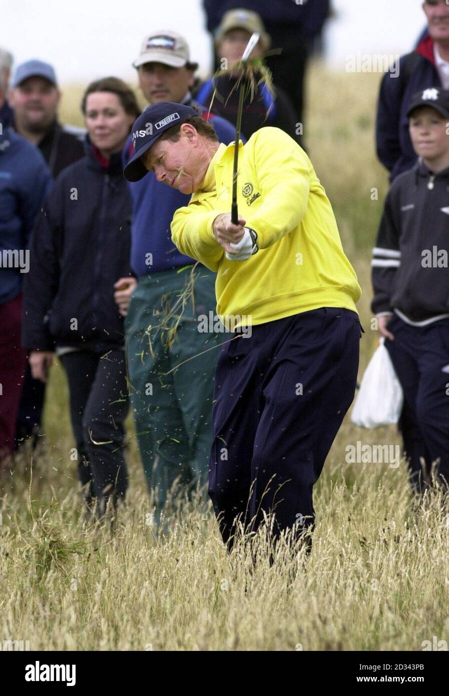 L'américain Tom Watson joue du brut lors de son premier tour au Senior British Open Championship, Turnberry. *..Watson et Jack Nicklaus sont en train de revivre 1977 s célèbre 'del dans le Soleil' environ 26 ans après avoir produit l'une des plus belles finales jamais vues à un Championnat ouvert. À cette occasion, Nicklaus a fermé avec des 66s successifs - et perdu par un accident vasculaire cérébral à Watson, qui a cardé 66, 65. Banque D'Images