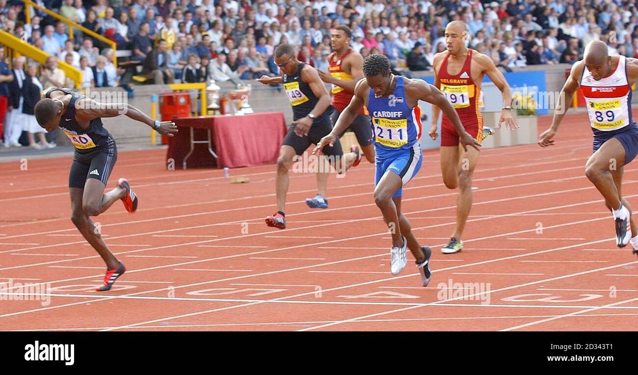 Photo finale à la course de 200 m de mens au championnat d'athlétisme AAA avec Julian Golding (à gauche) juste en battant Christian Malcolm à la ligne dans les Championnats d'athlétisme AAA à Birmingham. Banque D'Images