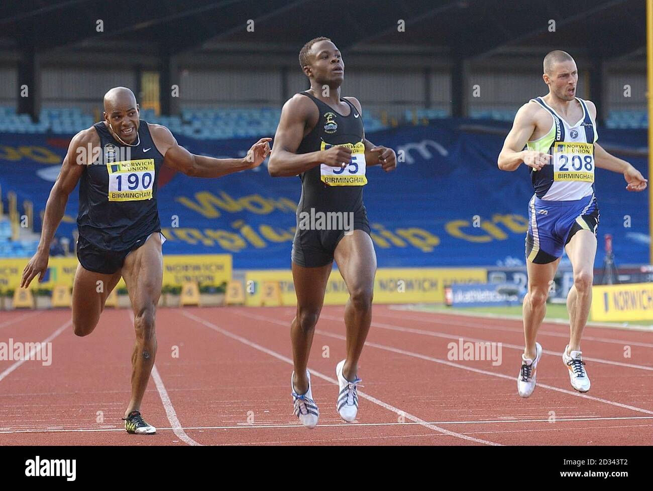 Daniel Caines (au centre) remporte le 400m des hommes aux Championnats d'athlétisme AAA à Birmingham le dimanche 27 2003 juillet, avec du'aine Ladejo (à gauche) en deuxième place et Ian Mackie gros plan. Banque D'Images