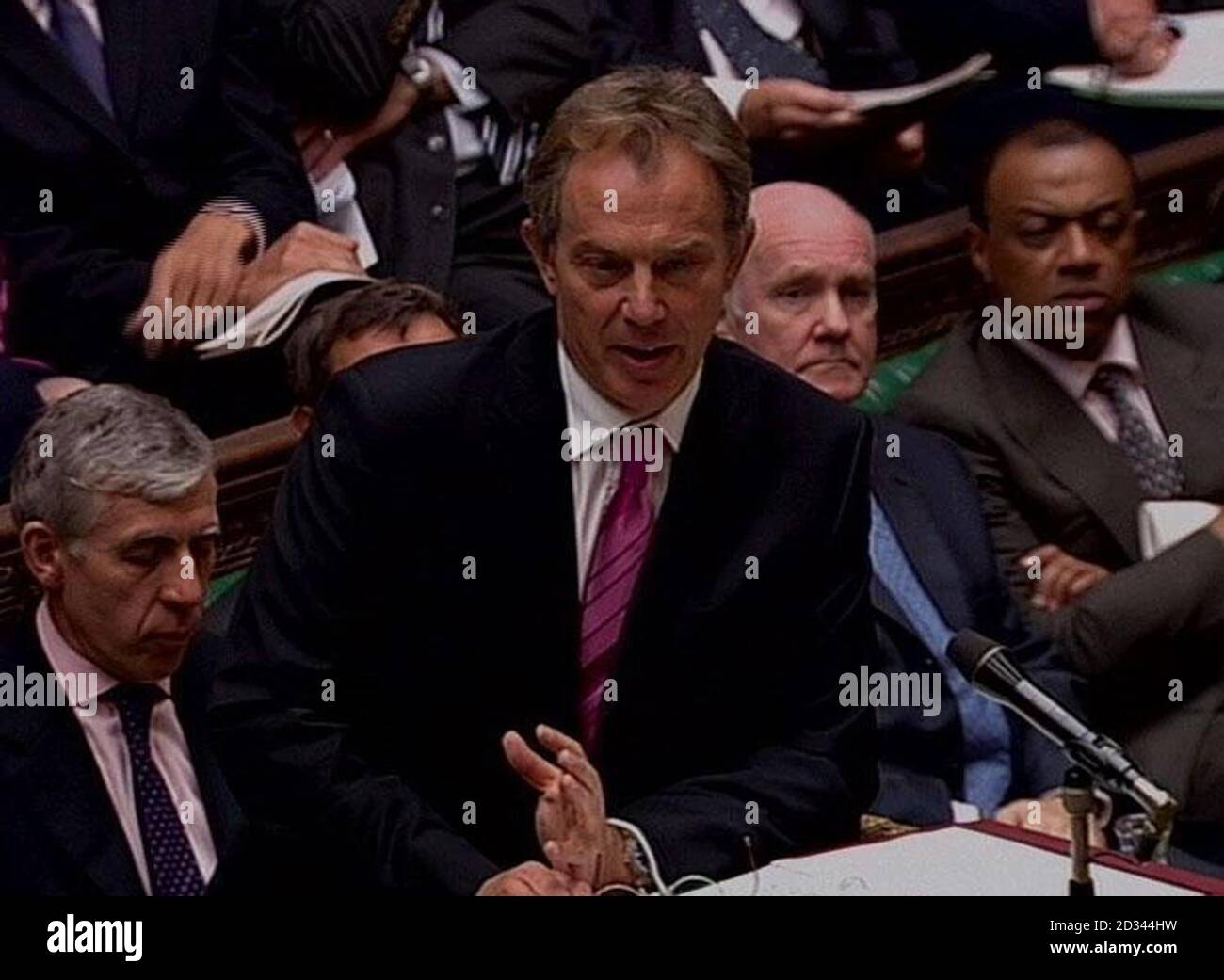 Le premier ministre britannique Tony Blair lors de son heure des questions à la Chambre des communes de Londres. Nous sommes informés que les enregistrements vidéo ne doivent pas être utilisés par les quotidiens plus tard que 48 heures après la diffusion de l'émission, sans le consentement du détenteur des droits d'auteur. TOUTES LES SORTIES TV ET INTERNET. Banque D'Images