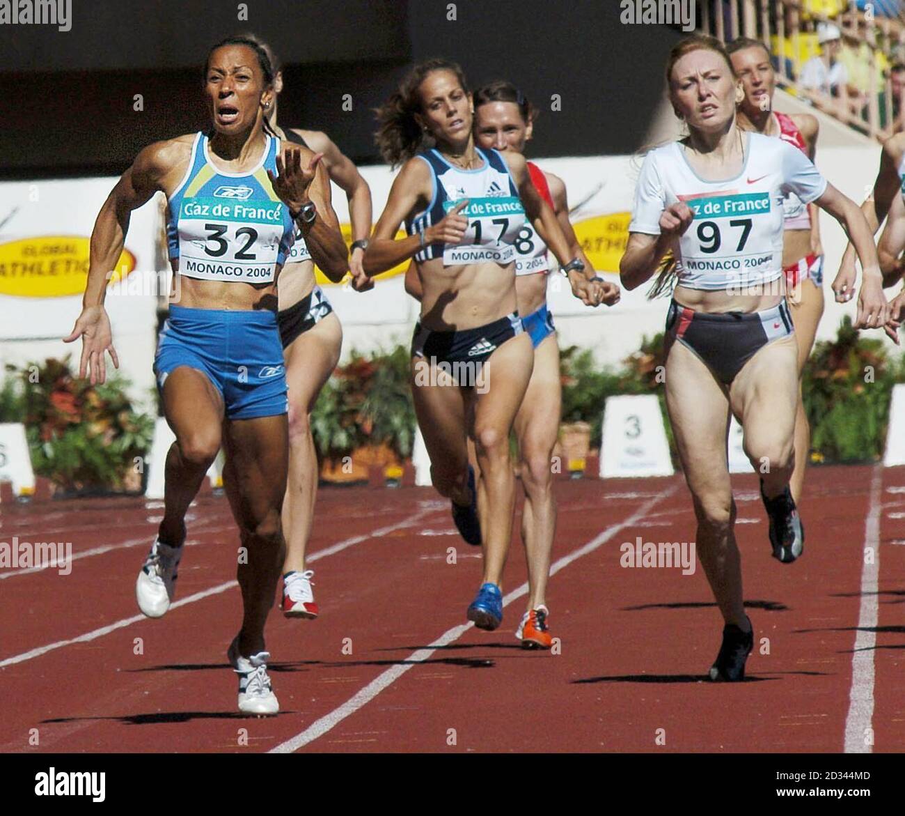 Kelly Holmes (à gauche) remporte la course féminine de 1500m aux finales mondiales de l'IAAF Athletics à Monaco, le samedi 18 septembre 2004. Banque D'Images