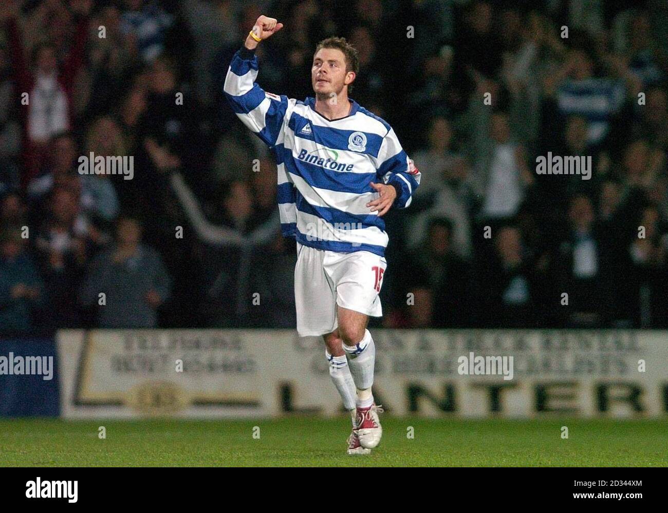 Jamie Cureton, des Queens Park Rangers, célèbre un tour de chapeau contre Coventry City lors de leur match de championnat Coca-Cola à Loftus Road, Londres. CETTE IMAGE NE PEUT ÊTRE UTILISÉE QUE DANS LE CONTEXTE D'UNE FONCTION ÉDITORIALE. PAS D'UTILISATION DU SITE WEB DU CLUB OFFICIEUX. Banque D'Images