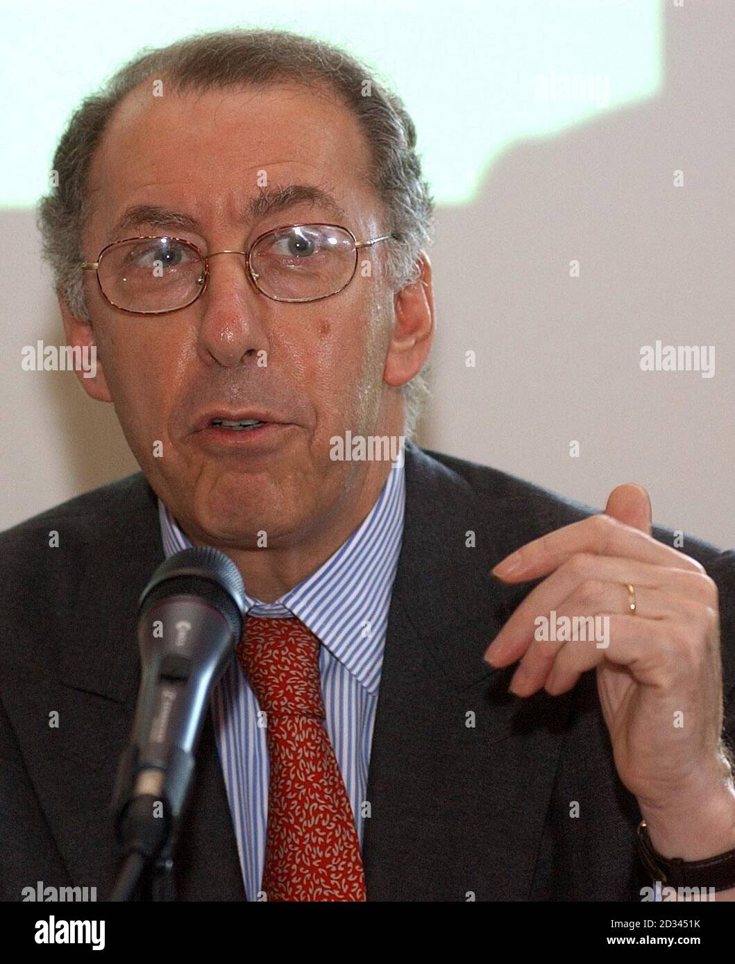 L'ambassadeur de France Gerrard Errera lors d'une conférence de presse à l'ouest de Londres pour lancer un tour de Paris à Londres qui aura lieu le 23-24 octobre 2004, l'un des 300 événements célébrant le centenaire de l'Entente cordiale. Banque D'Images