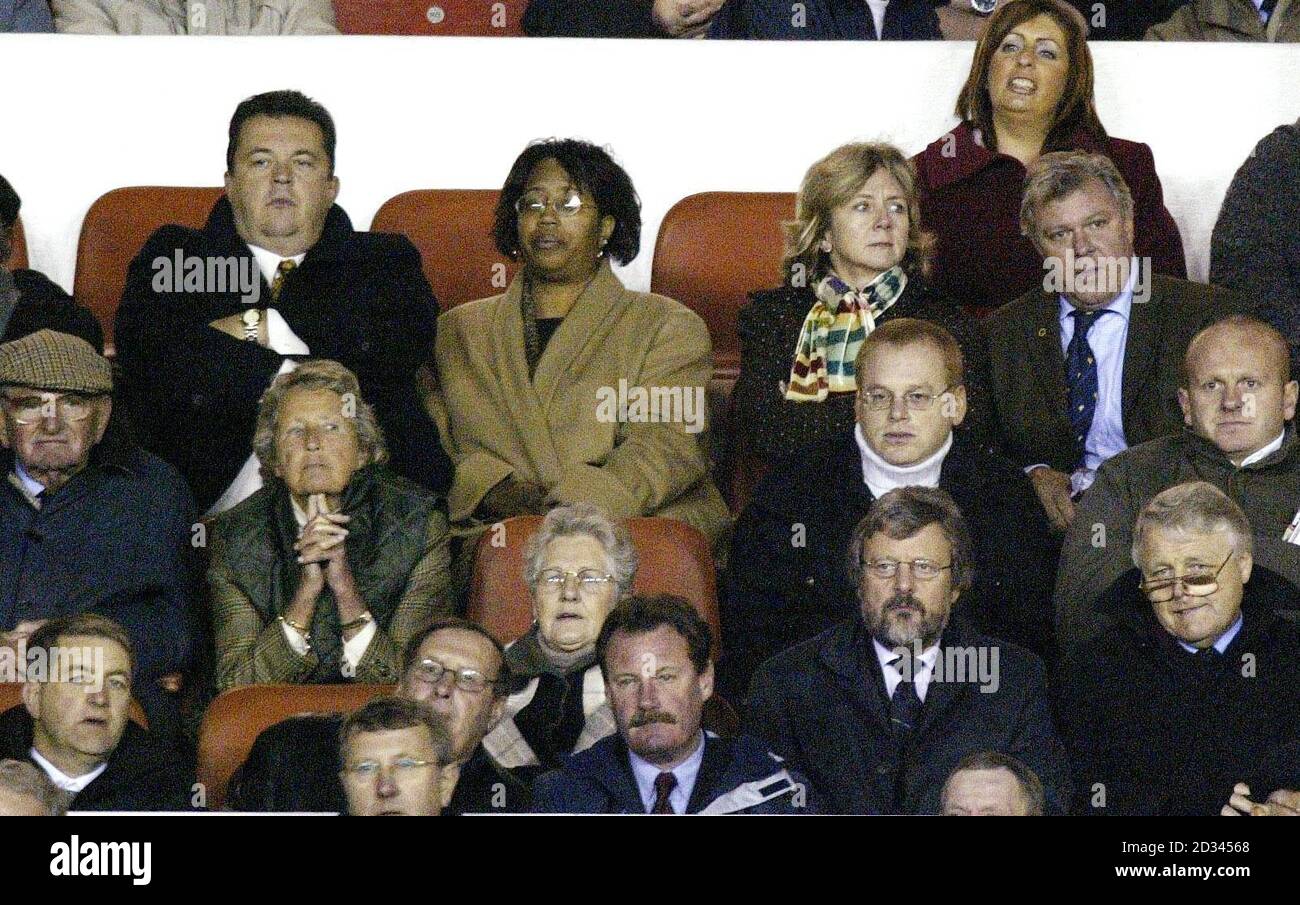 Jez Moxey, directeur général de Wolverhampton Wanderers (rangée supérieure, à gauche), regarde depuis les stands avec le président Rick Hayward (en haut à droite) lors du match de championnat Coca-Cola contre la forêt de Nottingham au sol de la ville. CETTE IMAGE NE PEUT ÊTRE UTILISÉE QUE DANS LE CONTEXTE D'UNE FONCTION ÉDITORIALE. PAS D'UTILISATION DU SITE WEB DU CLUB OFFICIEUX. Banque D'Images