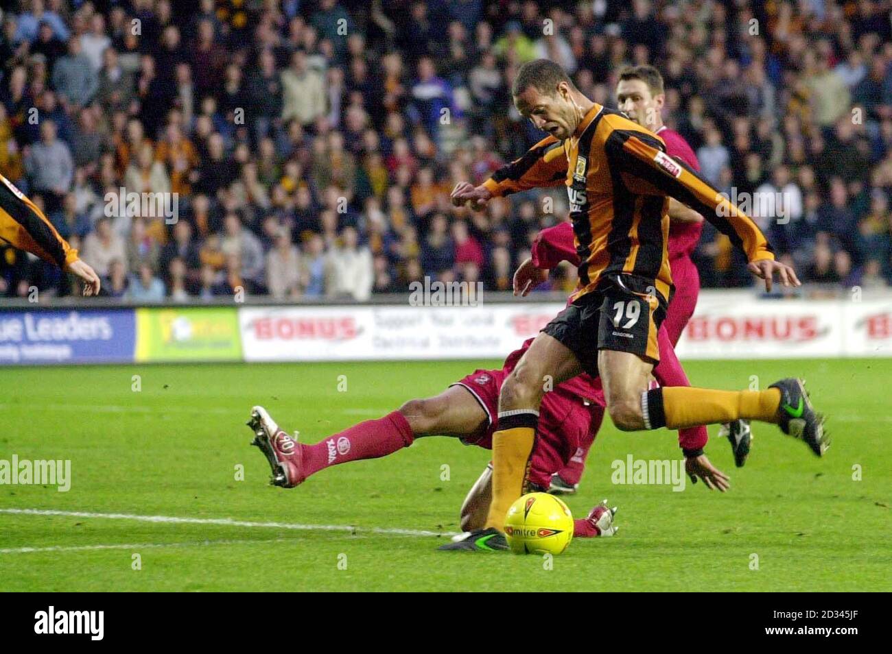 Le Junior Lewis (R) de Hull City tire le troisième but de son équipe devant le pied tendu de Mark Wright de Walsall lors du match Coca-Cola League One au Boothferry Park, Hull, le samedi 6 novembre 2004. CETTE IMAGE NE PEUT ÊTRE UTILISÉE QUE DANS LE CONTEXTE D'UNE FONCTION ÉDITORIALE. PAS D'UTILISATION DU SITE WEB DU CLUB OFFICIEUX. Banque D'Images