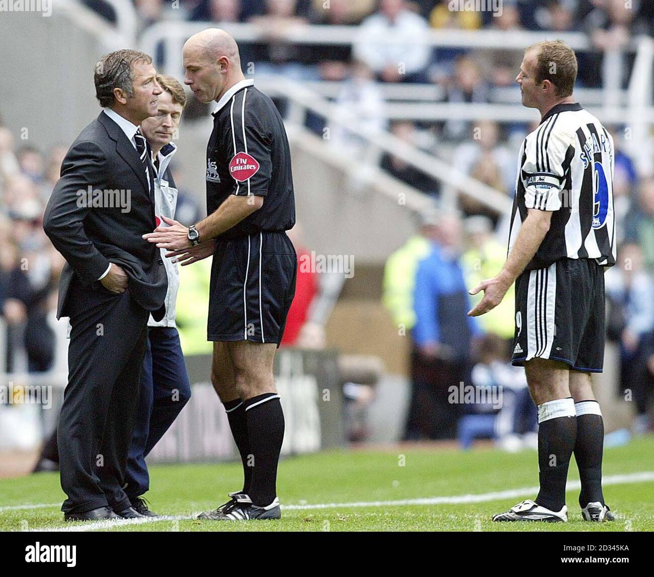 Graham Souness, gérant de Newcastle United (à gauche), soutient avec l'arbitre Howard Webb (au centre) que le buteur Alan Shearer regarde pendant le match Barclays Premiership contre Fulham à St James Park, à Newcastle. Souness a été plus tard enlevé pour s'asseoir dans les stands. Banque D'Images