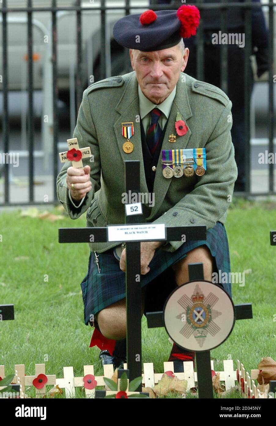 Bill Parr, vétéran de Black Watch, 73, de Hackney, est de Londres, plantant une croix dans le terrain de Black Watch dans le champ du souvenir à l'abbaye de Westminster. Banque D'Images