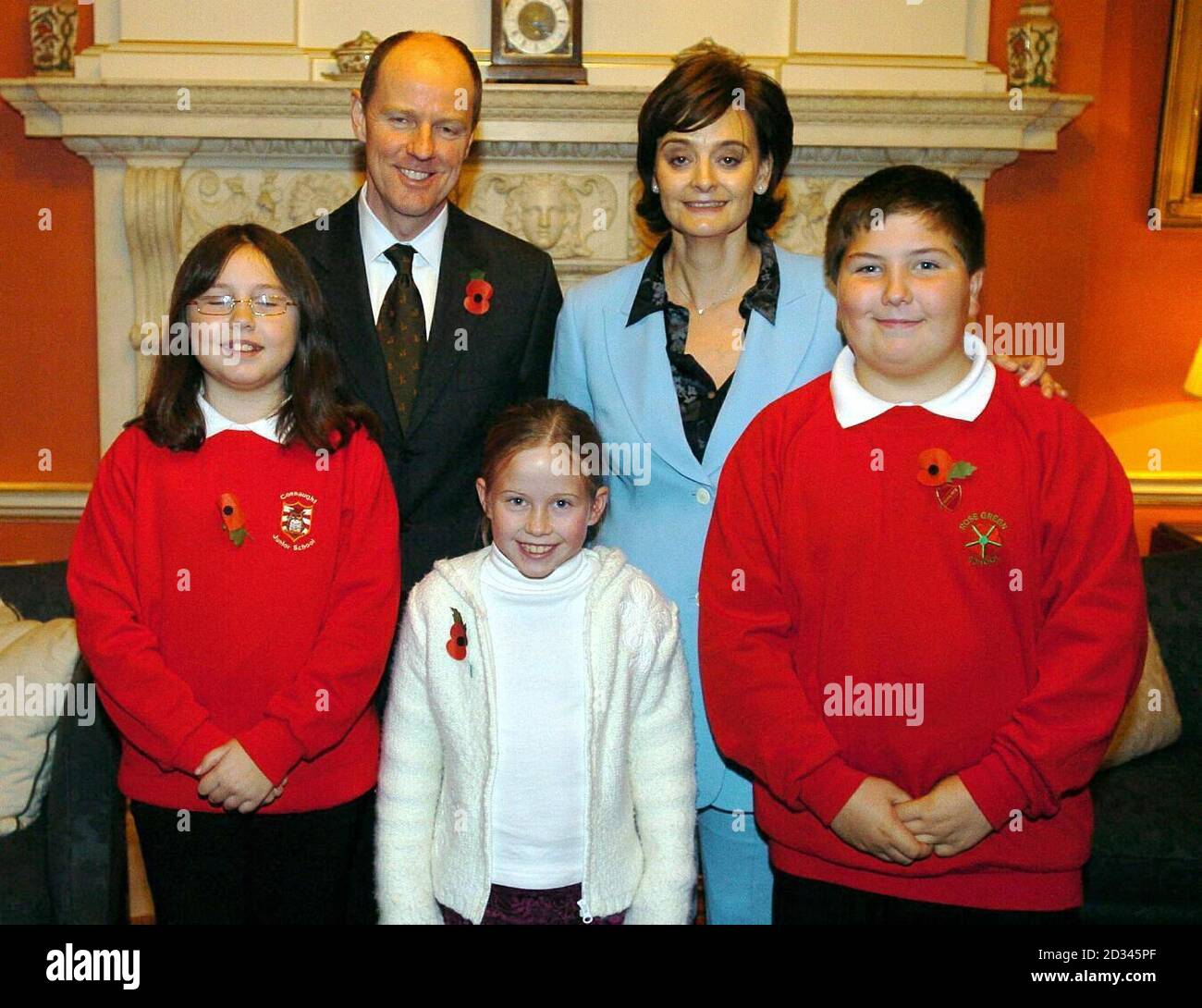 L'épouse du Premier ministre, Cherie Blair, avec le député de Bognor Nick Gibb, et les enfants (de gauche à droite :) Serena Thomas, Joncy Locke et Joseph Woods lors d'une fête de thé pour enfants au 10 Downing Street. Banque D'Images