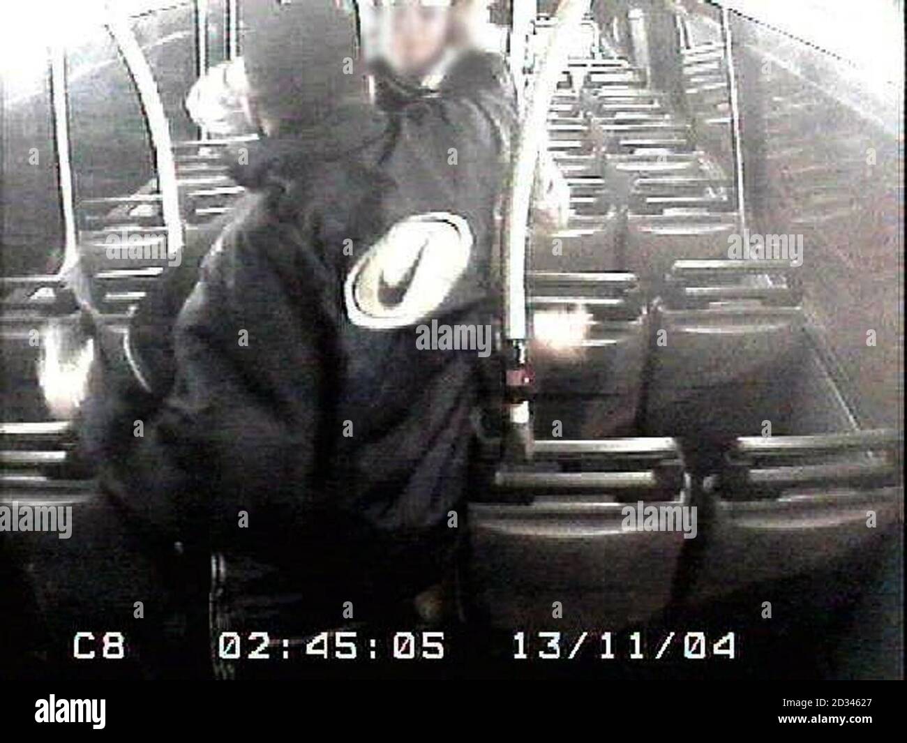 La police de Métroplitan a publié des images de vidéosurveillance faisant appel à des témoins et à des informations à la suite d'un incident dans lequel un homme blanc de la fin de la vingtaine avait vaporisé de l'essence sur son visage et a été mis à feu dans un bus par un homme noir à la fin de son adolescence.l'incident s'est produit vers 02:30 le samedi 13/11/04 Sur le bus N16 de Victoria à Edgware, comme il passait par High Street, Edgware. CCTV obtenu de l'autobus montre qu'il y a eu une perturbation entre trois ou quatre mâles blancs à l'étage sur l'autobus. Un homme noir de son adolescence, qui dormait sur le siège arrière du pont supérieur du bus, était réveillé Banque D'Images