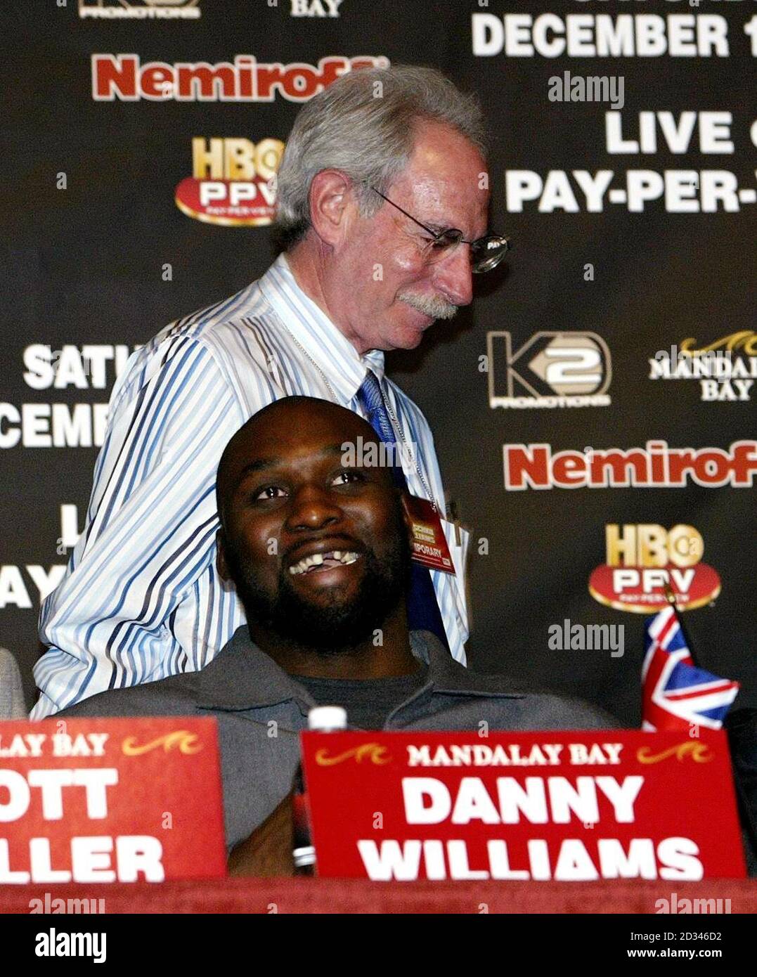 Marc Ratner (derrière) de Nevada State Boxing partage une blague avec Danny Williams de Grande-Bretagne lors d'une conférence de presse à Las Vegas, Etats-Unis, avant le titre de WBC Heavyweight combat contre le boxeur ukrainien Vitali Klitschko samedi 11 décembre. Banque D'Images