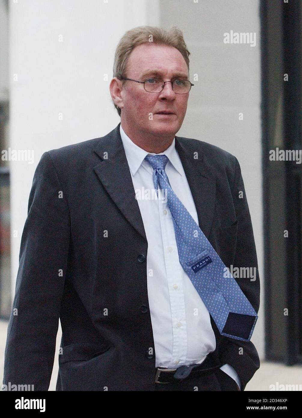 L'ancien jardinier paysagiste Peter Bellwood, 52 ans, a admis avoir volé des dizaines de cartes anciennes rares d'une valeur de dizaines de milliers de livres. Il a utilisé un couteau bien aiguisé pour « rationner » 50 cartes irremplaçables lors de six visites à la Bibliothèque nationale du pays de Galles sur six mois en 2000 et a payé 70,000 £ en vendant des antiquités aux collectionneurs. Banque D'Images