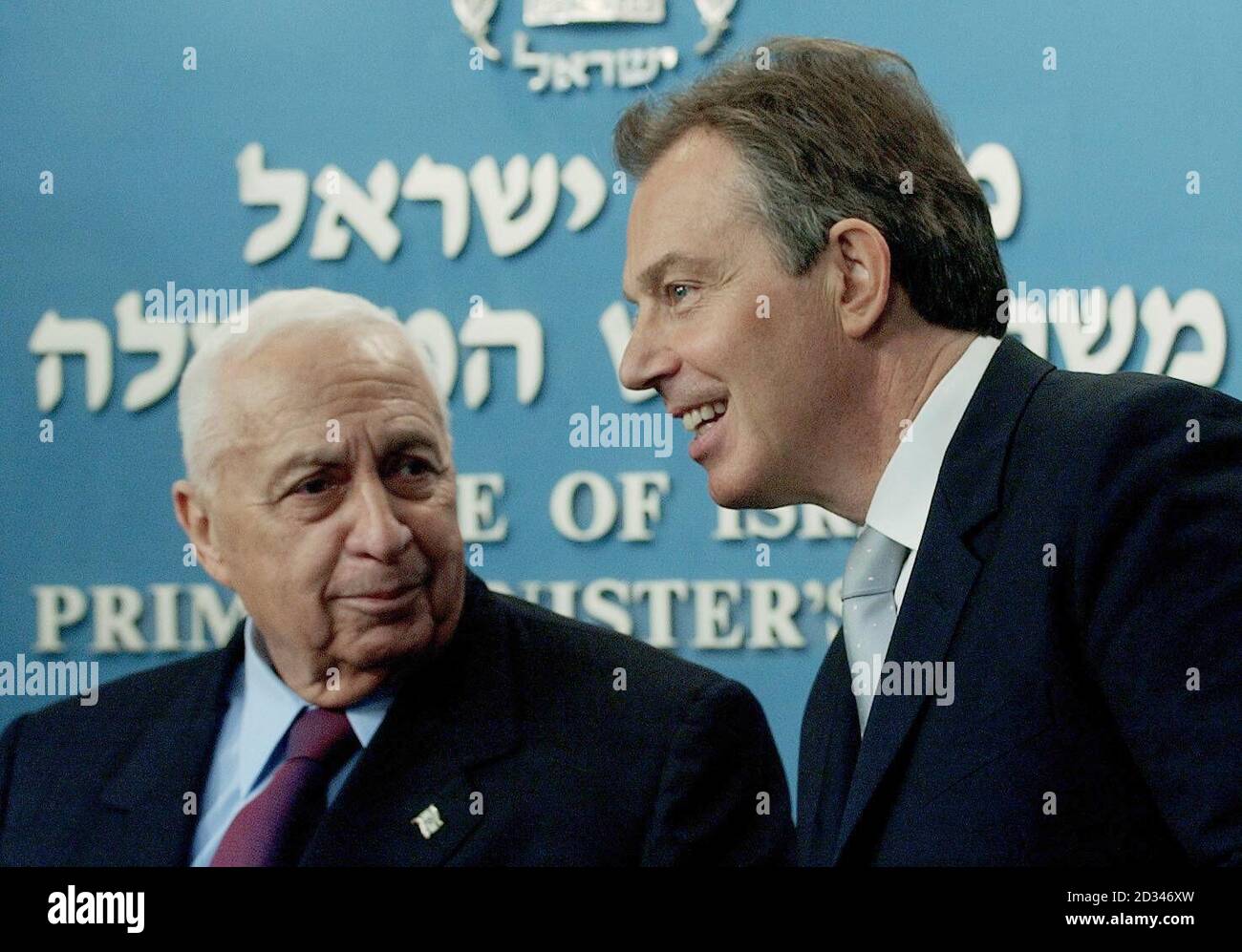 Le Premier ministre britannique Tony Blair (à gauche) rencontre son homologue israélien Ariel Sharon. Banque D'Images