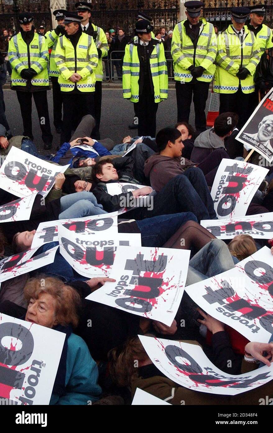 Des dizaines de manifestants anti-guerre prenant part à une « crise » massive à l'extérieur du Parlement. Les manifestants demandent le retrait des troupes britanniques d’Irak. Chantant des slogans et tenant des bannières, les activistes ont bloqué deux voies de circulation pendant l'événement organisé par la Coalition Stop the War et le CND. Banque D'Images