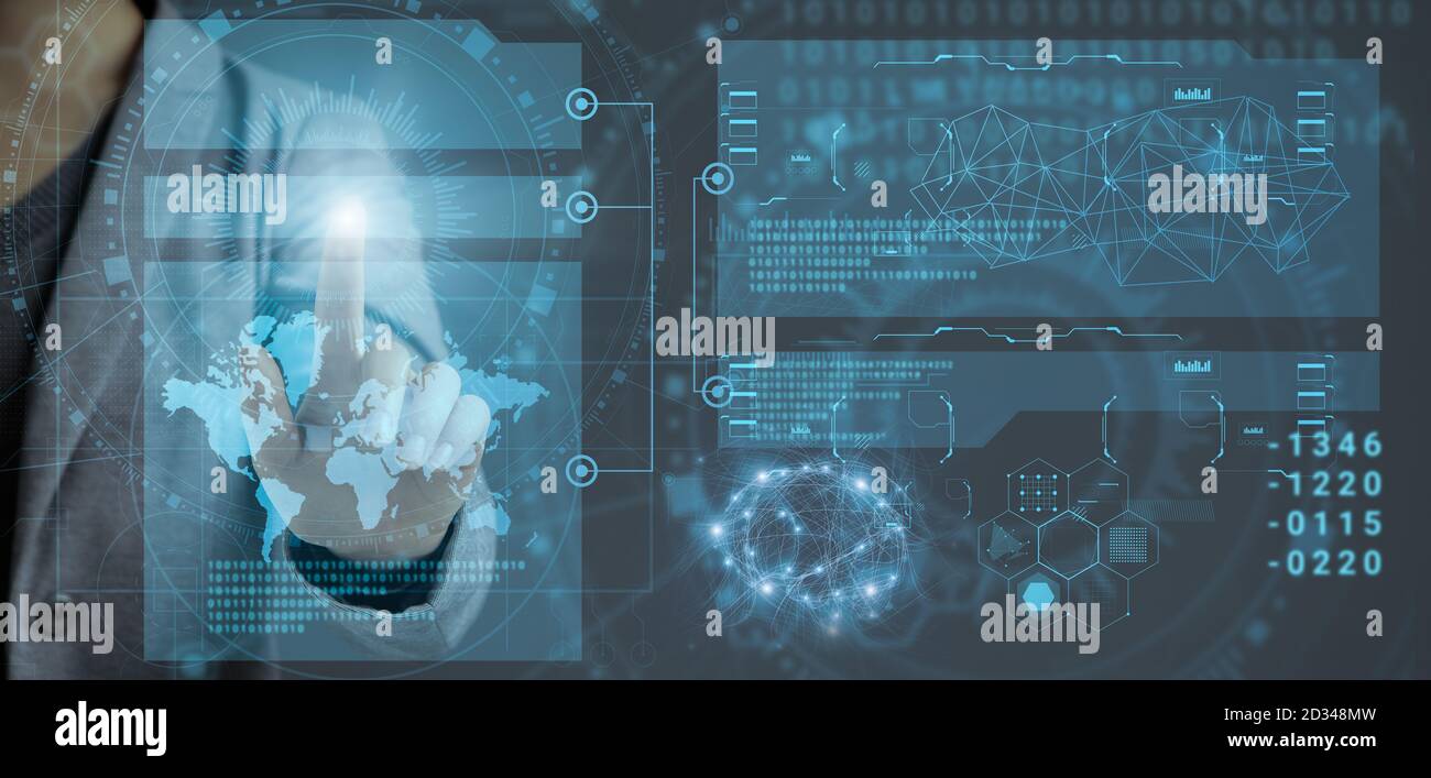 Collage d'une femme d'affaires touchant un écran virtuel interactif avec des données économiques futuristes, un espace de copie. Panorama. Banque D'Images