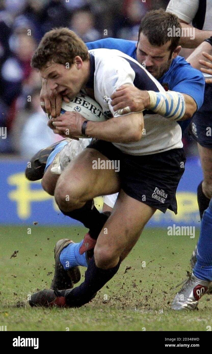 Le Chris Cuiter (L) d'Écosse est attaqué par Fabio Ongaro d'Italie lors du match des RBS 6 Nations à Murrayfield, Édimbourg, le samedi 26 février 2005. APPUYEZ SUR ASSOCIATION photo. Le crédit photo doit se lire comme suit : Gareth Copley/PA. Banque D'Images