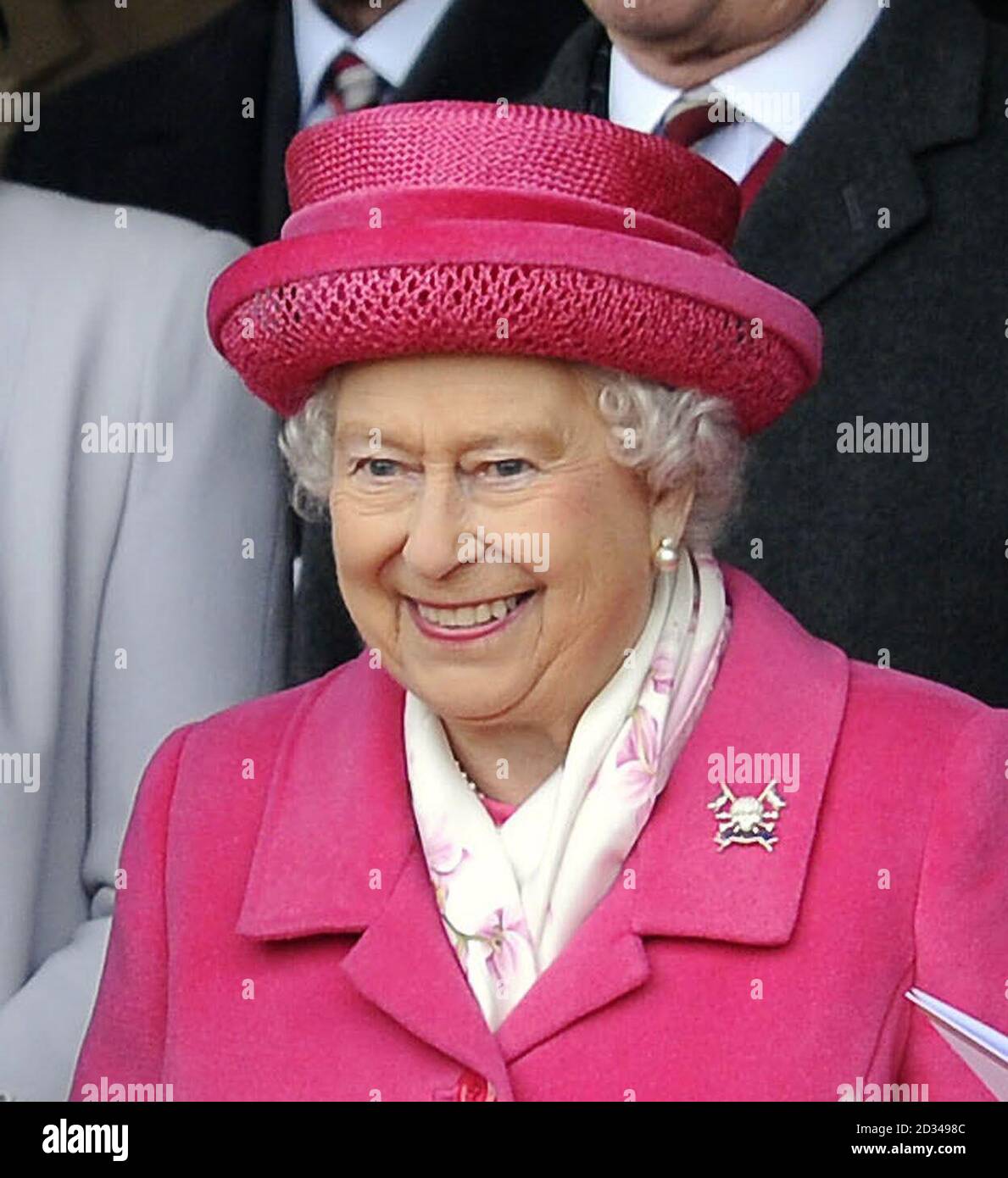 La reine Elizabeth II lors d'une visite au château de Richmond pour assister au défilé de fusion des Royal Landers de la reine et des 9e/12e Royal Landers. Banque D'Images
