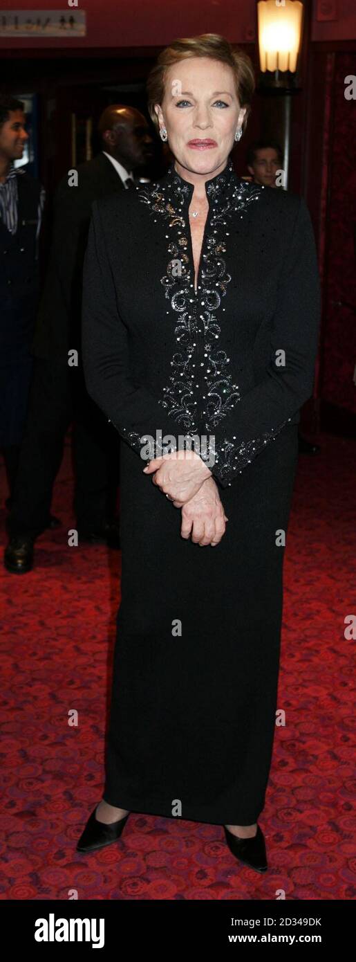 Dame Julie Andrews arrive. Banque D'Images