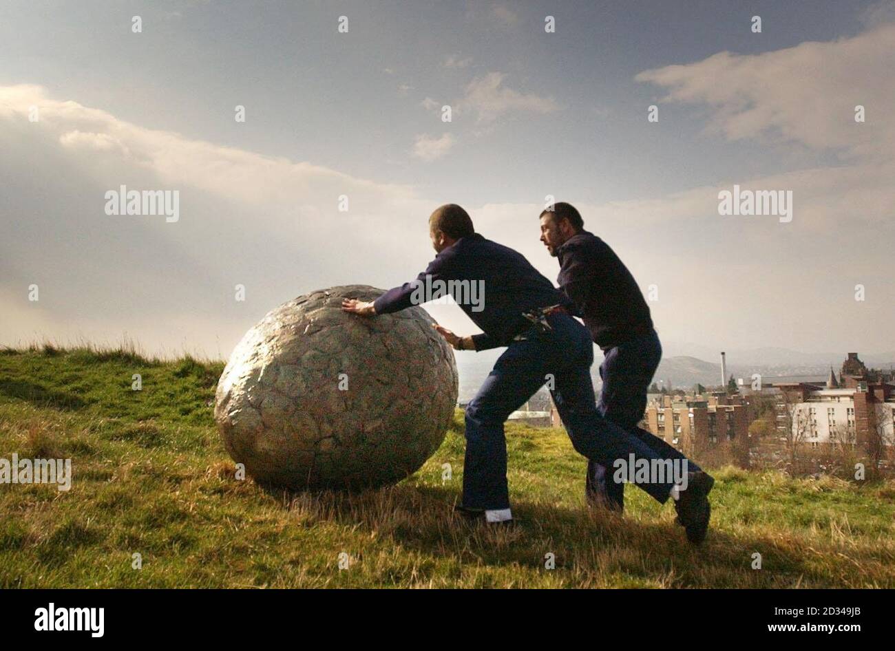 Felix Richardson roule un énorme œuf de Pâques jusqu'à Arthur's Seat à Édimbourg. Banque D'Images