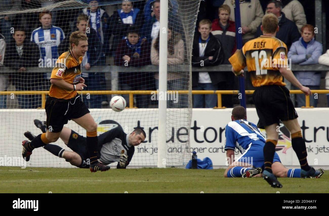 Le David Noble (L) de Boston se détourne après avoir battu le gardien de but de Chester Chris Mackenzie Banque D'Images