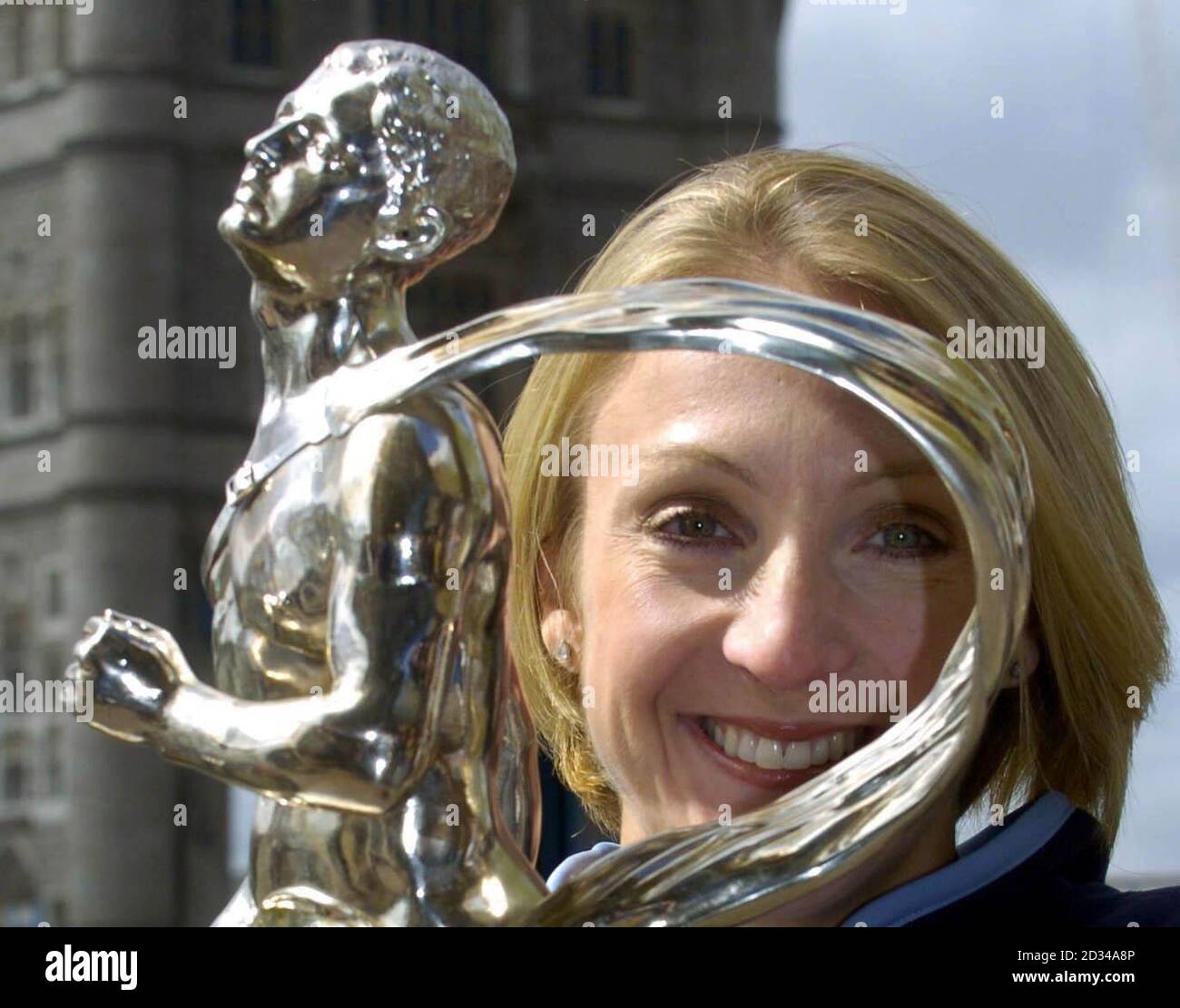 Paula Radcliffe avec le trophée des gagnants. Banque D'Images