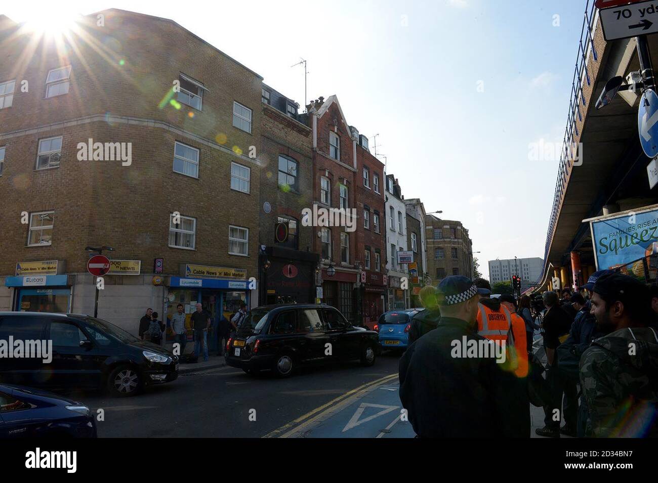 Le poste de police se trouve en face du musée Jack l'Éventreur de Cable Street, à Whitechapel, après avoir été annoncé que le groupe de protestation Class War avait annulé une manifestation devant le musée est de Londres. Banque D'Images