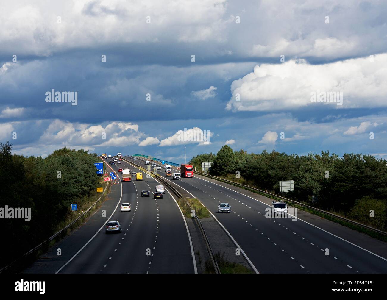 Trafic sur l'autoroute M62, en traversant la rivière Ouse sur le pont de l'Ouse, entre Howden et Goole, East Yorkshire, Angleterre Banque D'Images