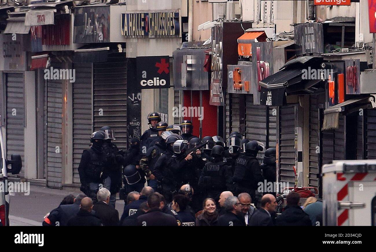 Activité de la police lors d'un raid dans un appartement de la banlieue de Saint-Denis à Paris, où plusieurs hommes suspectés des attaques meurtrières de vendredi sont entourés. Banque D'Images