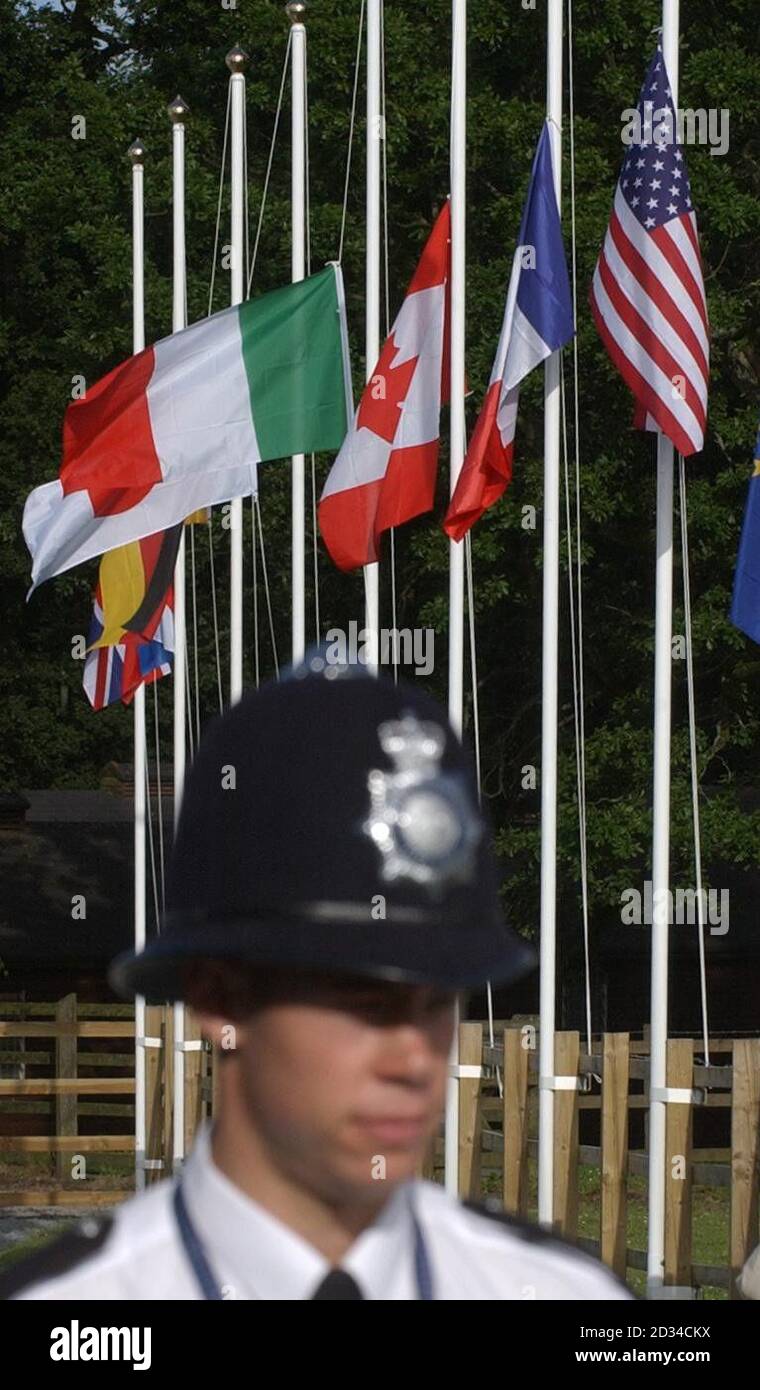 Les drapeaux des pays du G8 à Gleneagles, où se tient le sommet annuel des huit pays les plus riches, sont mis en Berne à l'encontre de ceux qui sont morts dans les attaques terroristes sur Londres. Banque D'Images