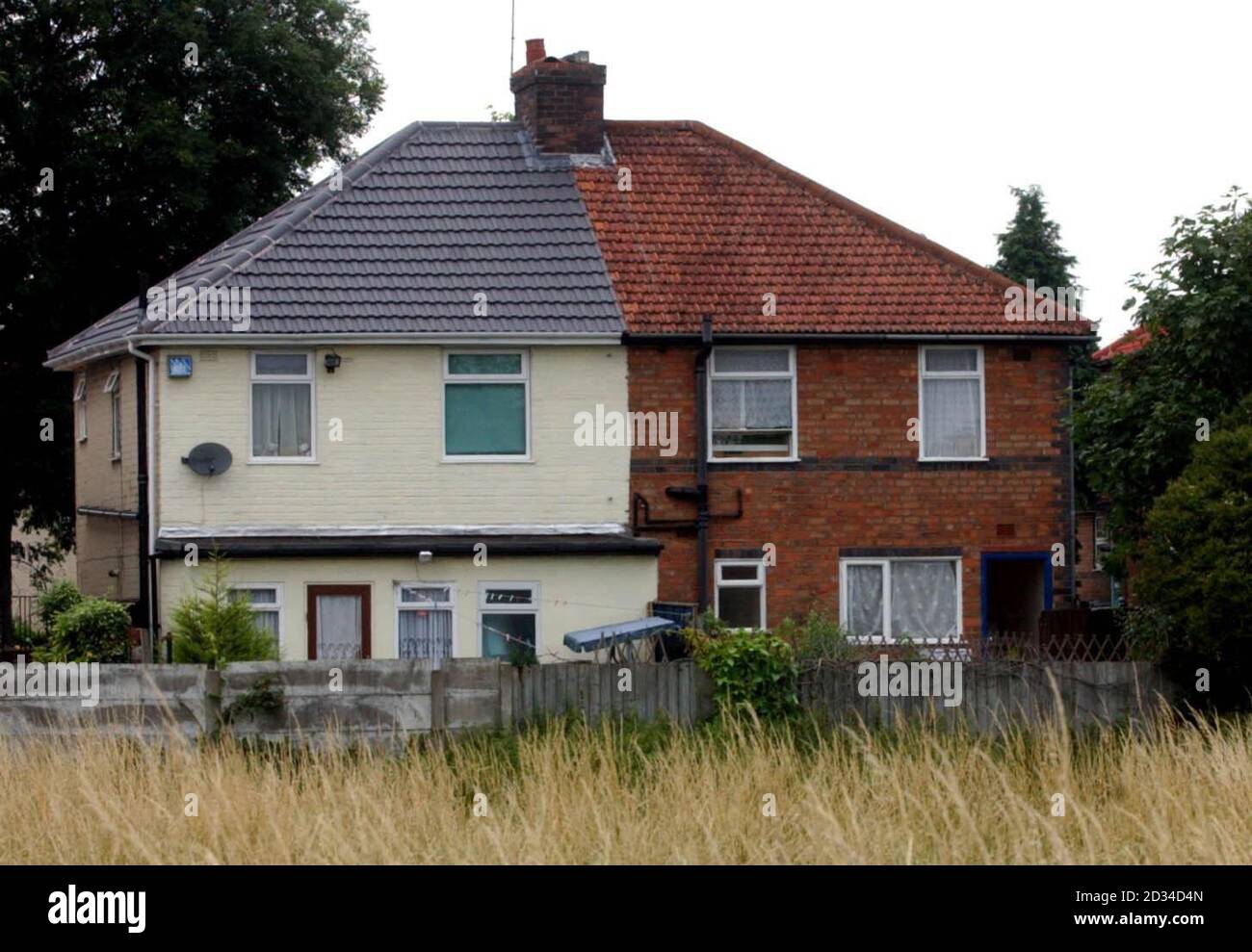 La maison, à droite, à Heybarnes Road, où les détectives enquêtant sur les attentats à la bombe échoués à Londres le 21 juillet, ont procédé à une arrestation en vertu de la loi de 2000 sur le terrorisme. Trois hommes ont été arrêtés à une autre adresse dans la ville. Banque D'Images