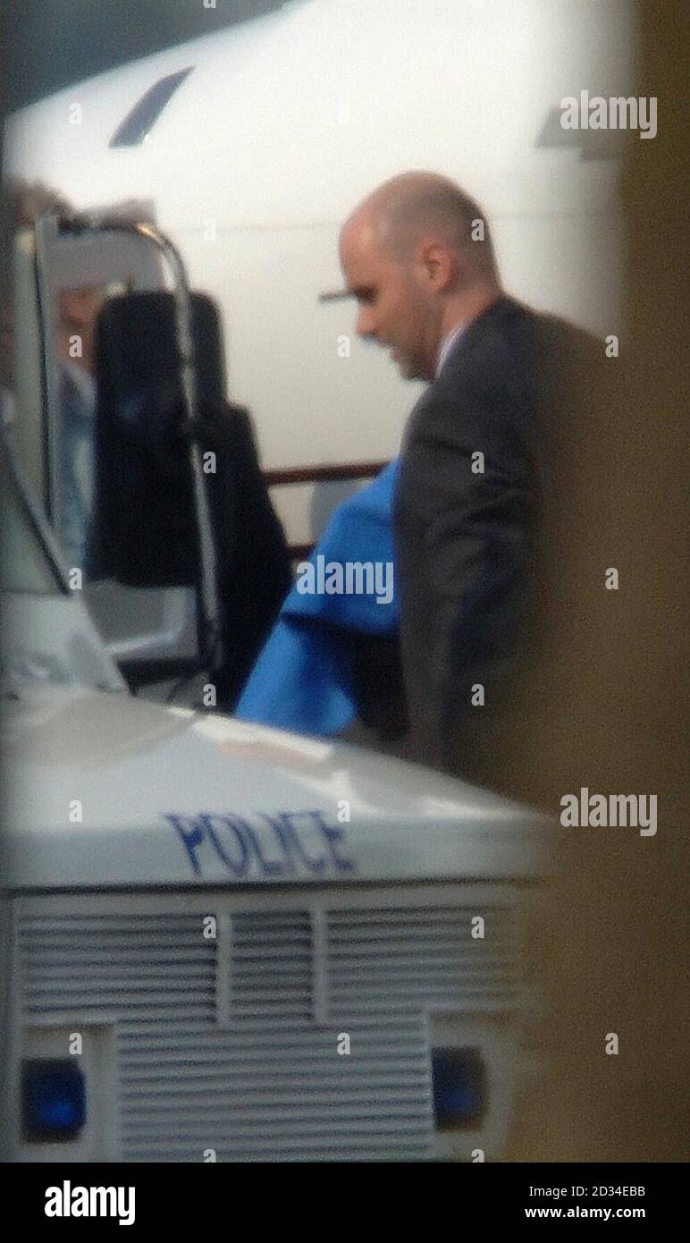 Hussain Osman, l'un des suspects des attentats suicides à la bombe qui ont échoué le 21 juillet à Londres, est couvert par une couverture alors qu'il laisse un avion à la RAF Northolt, à l'ouest de Londres, après être arrivé là le jeudi 22 septembre 2005, à bord d'un avion privé charter en provenance de Rome. Le suspect terroriste de 27 ans né en Éthiopie, également connu sous le nom de Hamdi Isaac, a été emmené au poste de police de Paddington Street où il sera formellement accusé avant une comparution devant le tribunal des magistrats de Bow Street, assis à Belmarsh vendredi matin. Voir l'histoire des PA, postes DE POLICE. APPUYEZ SUR ASSOCIATION photo. Crédit photo devrait lire: Matthew Fearn / PA. Banque D'Images