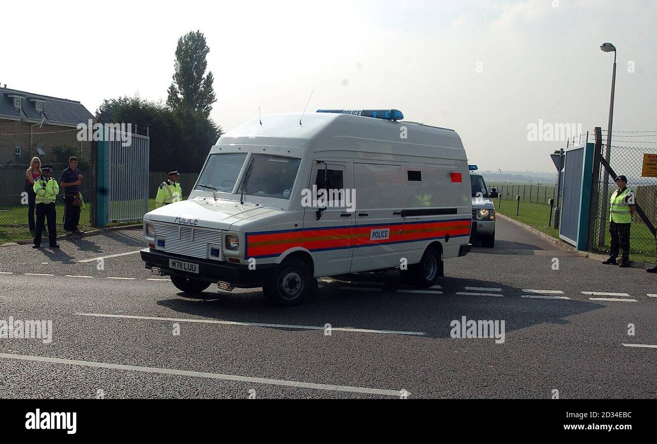 Une fourgonnette transportant Hussain Osman, l'un des suspects des attentats suicides avortés du 21 juillet à Londres, quitte RAF Northolt, à l'ouest de Londres, après être arrivé là jeudi 22 septembre 2005, à bord d'un avion privé charter en provenance de Rome. Le suspect terroriste de 27 ans né en Éthiopie, également connu sous le nom de Hamdi Isaac, a été emmené au poste de police de Paddington Street où il sera formellement accusé avant une comparution devant le tribunal des magistrats de Bow Street, assis à Belmarsh vendredi matin. Voir l'histoire des PA, postes DE POLICE. APPUYEZ SUR ASSOCIATION photo. Le crédit photo devrait se lire: Michael Stephens / PA. Banque D'Images