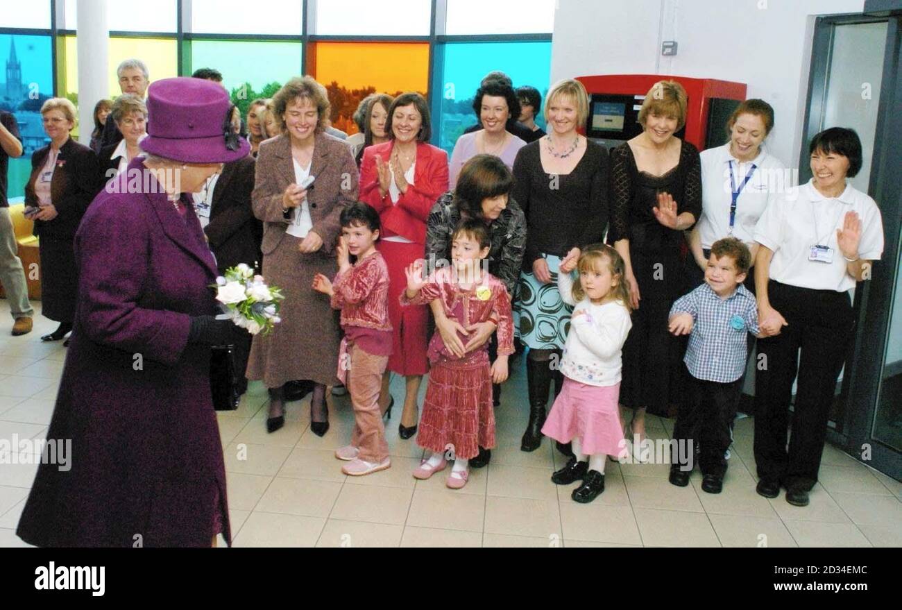 La reine Elizabeth II de Grande-Bretagne rencontre le personnel, les parents et les enfants lors d'une visite à la salle de gym de l'hôpital Royal Aberdeen Children's Hospital le mardi 4 octobre 2005. La Reine a rencontré aujourd'hui de jeunes patients et leurs familles alors qu'elle ouvrait officiellement le nouvel hôpital pour enfants. Elle a parlé aux enfants et au personnel de l'hôpital avant de dévoiler une plaque. L'hôpital de 24.6 millions de livres sterling, qui se trouve sur le même site que l'infirmerie royale d'Aberdeen, a commencé à admettre des patients en janvier 2004 après une campagne de collecte de fonds qui a permis de recueillir plus de 5 millions de livres sterling pour les installations et l'équipement. Voir l'histoire de PA ROYAL Queen. APPUYEZ SUR Banque D'Images