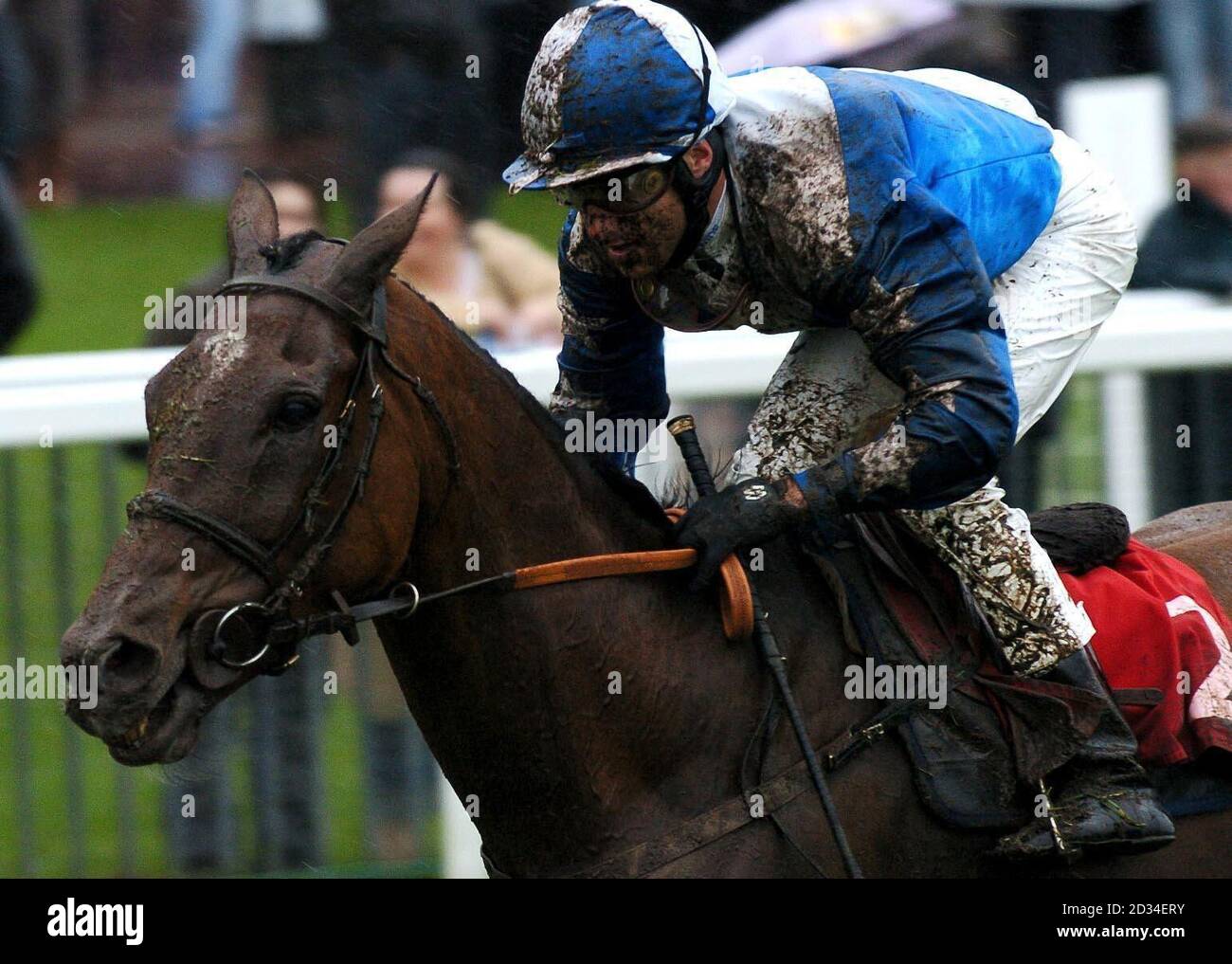 Un Muddy Darryll Holland arrive troisième sur Tees Components dans le Shepherd Building Group handicap au york racecourse, samedi 8 octobre 2005. APPUYEZ SUR ASSOCIATION photo. Le crédit photo devrait se lire: John Giles/PA. Banque D'Images