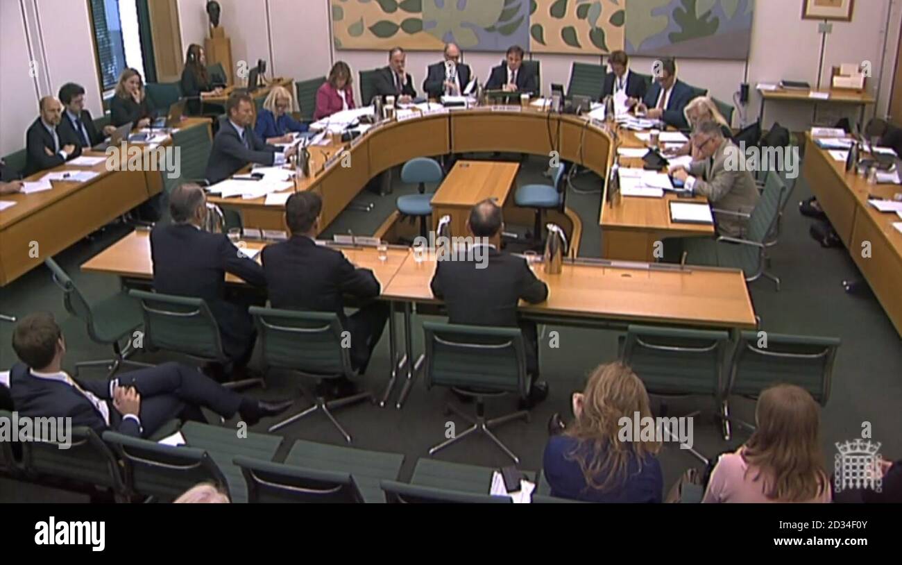 (Dos à la caméra, de gauche à droite) Anthony Gutman, co-directeur des services bancaires d'investissement EMEA chez Goldman Sachs, Steve Denison, partenaire de PwC et Owen Clay, partenaire de Linklaters, s'adresse au comité d'affaires de la Chambre des communes lors de leur questionnement auprès des dirigeants d'Arcadia sur l'effondrement du BHS à Portcullis House, Londres. Banque D'Images