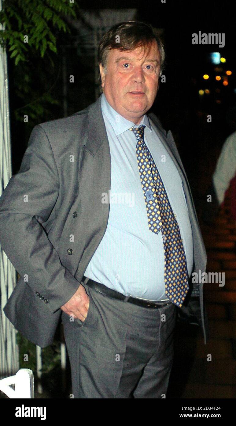 Kenneth Clarke quitte son pays de Londres après être devenu le premier candidat à être éliminé de la course à la direction des conservateurs, le mardi 18 2005 octobre. Le vote d'ouverture des députés a été remporté par David Davis avec 62 voix, suivi par David Cameron avec 56 voix et Liam Fox avec 42 voix. M. Clarke était quatrième avec 38 voix et abandonne. Les trois candidats restants doivent maintenant se présenter à un deuxième tour de scrutin des députés - qui se tiendra jeudi - pour décider quels seront les deux qui seront avancés au tour final de l'ensemble des membres du parti. Voir PA Story POLITIQUE Tories. APPUYEZ SUR ASSOCIATION photo. Le crédit photo devrait se lire: Michael Ste Banque D'Images