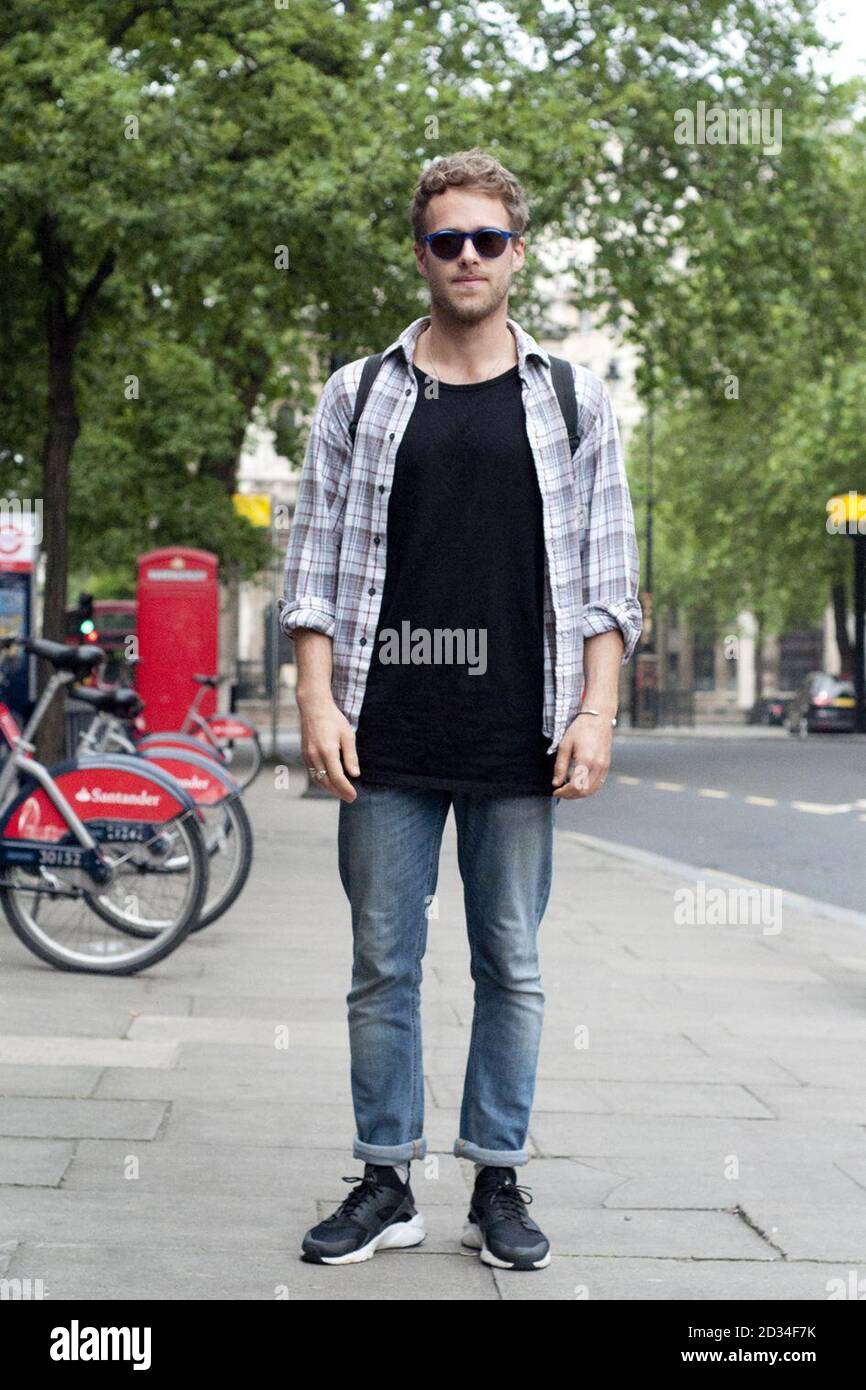 Photographe freelance, Josh (nom de famille non donné) arrivant à l'AGI & Sam, London Collections Men SS17 à 180 Strand, dans le centre de Londres. Banque D'Images