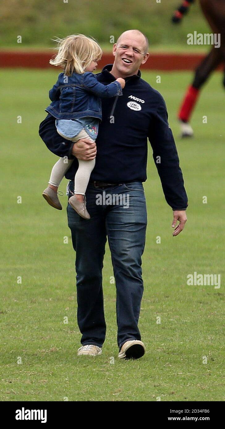 Mike Tindall avec sa fille Mia grace à un organisme de bienfaisance au  match de polo Polo Club de Beaufort à Tetbury, Gloucestershire Photo Stock  - Alamy