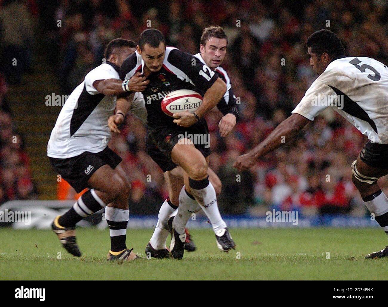 Sonny Parker du pays de Galles traverse la défense des Fidji lors du match de la série permanente Invesco au Millennium Stadium, Cardiff, le vendredi 11 novembre 2005. APPUYEZ SUR ASSOCIATION photo. Le crédit photo devrait se lire: David Jones/PA. Banque D'Images