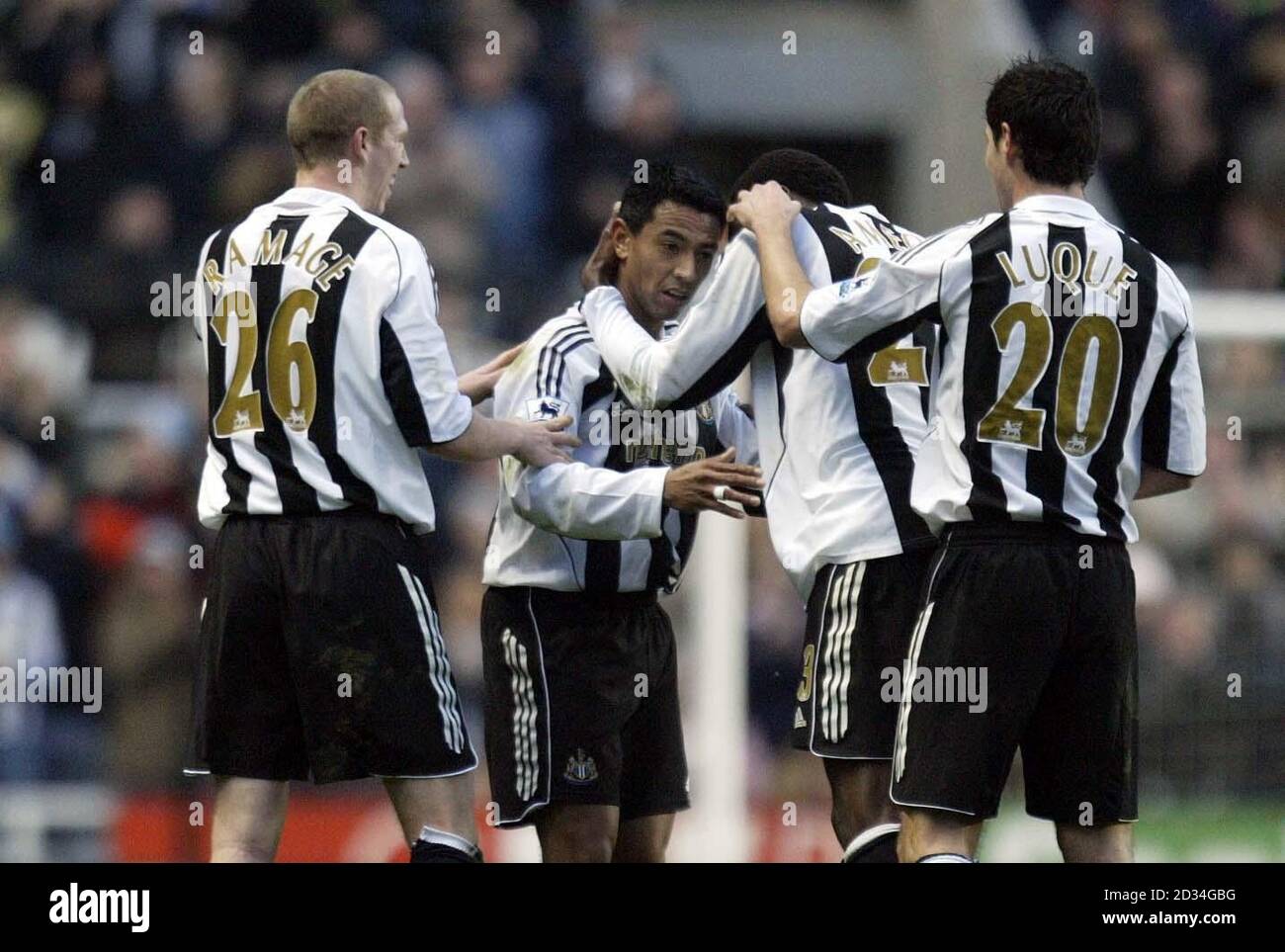 Nolberto Solano (r) de Newcastle United célèbre avec Alan Shearer (Deuxième  à gauche) et Duncan Ferguson (deuxième à droite) après avoir obtenu le  troisième objectif Photo Stock - Alamy
