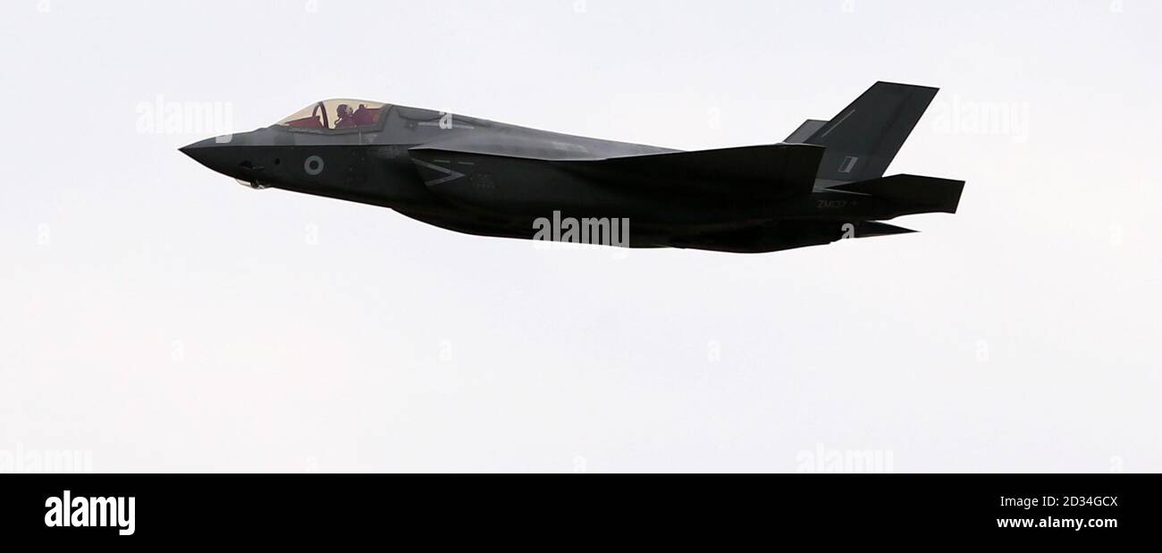 Un Lockheed Martin F-35 Lightning II effectue un défilé aérien durant le Royal International Air Tattoo à Fairford de la RAF - le plus grand meeting aérien militaire. Banque D'Images