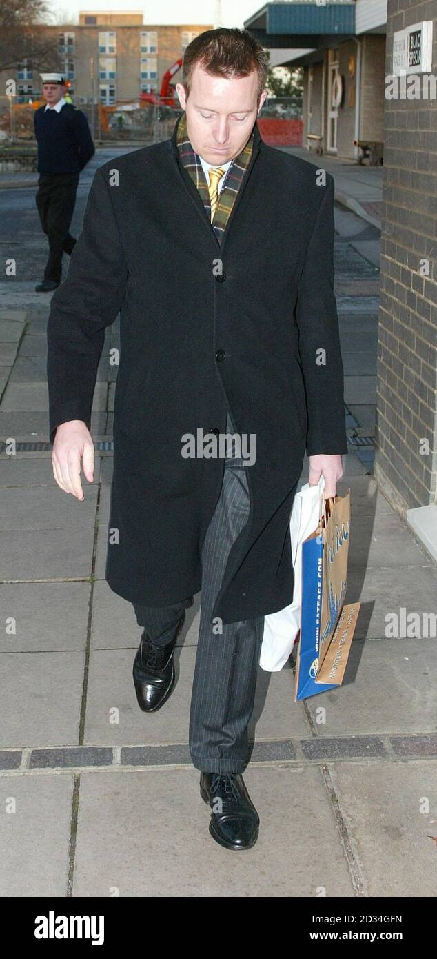 L'ancien lieutenant de la Marine royale Christian Cook quitte une cour martiale au HMS Nelson, à Portsmouth, le mercredi 11 janvier 2005, où il était témoin d'intimidation présumée de la part de l'ancien commandant, le capitaine Robert Tarrant. Voir PA Story COURTS Submarine. APPUYEZ SUR ASSOCIATION photo. Le crédit photo devrait se lire: Chris Ison/PA Banque D'Images