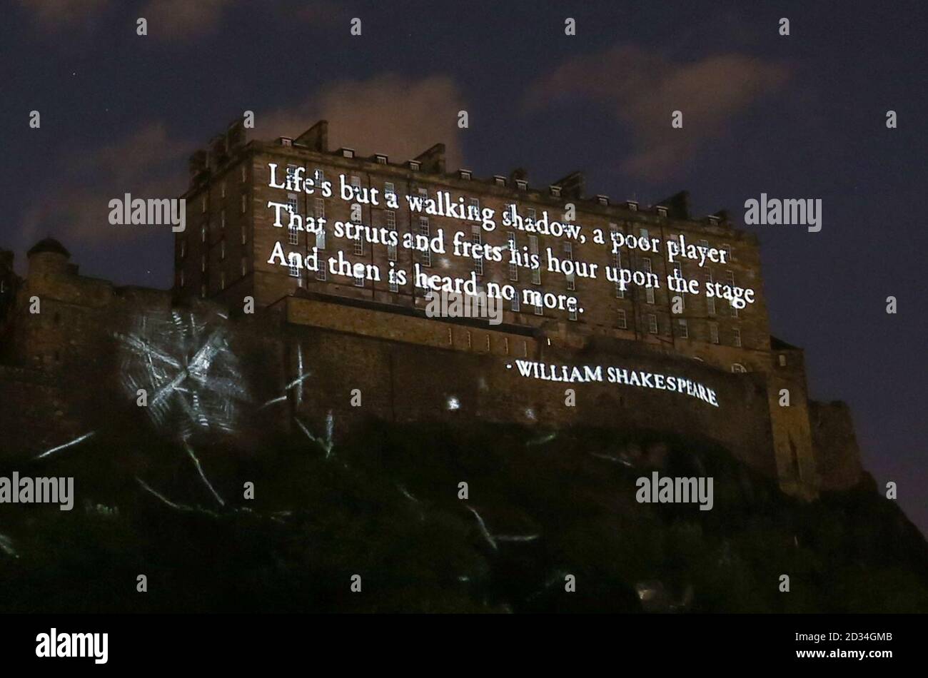 Une série de projections animées numériquement prend place dans l'ensemble de la façade ouest du château d'Édimbourg au cours de l'événement d'ouverture Standard Life : temps profond, à Castle Terrace, Édimbourg, Écosse, qui marque le début officiel du Festival International d'Édimbourg de 2016. Banque D'Images