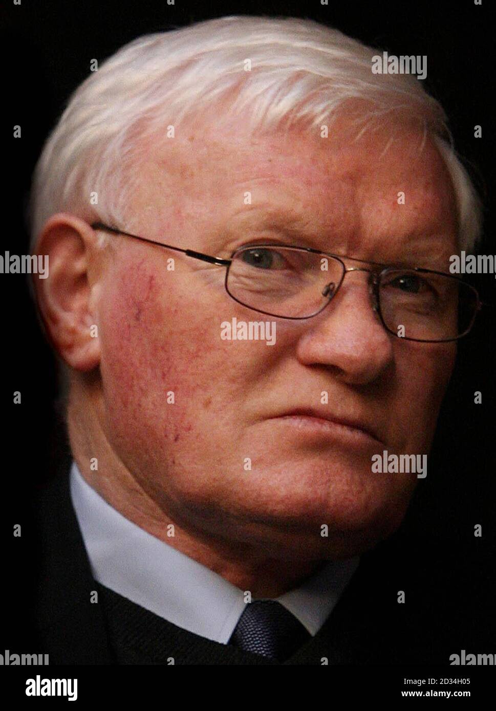Sean Garland, un ancien dirigeant officiel de l'IRA voulait aux États-Unis pour avoir foré des millions de dollars, a critiqué un ancien ministre du gouvernement irlandais lors d'une réunion publique à Dublin, le vendredi 27 janvier 2006. Un mandat d'arrêt a été émis pour le chef du Parti des travailleurs irlandais, Sean Garland, en décembre, après qu'il n'ait pas comparu devant un tribunal de Belfast. L'homme de 71 ans a été arrêté dans la ville en octobre, puis libéré sous caution à la condition qu'il habite avec des amis d'Irlande du Nord. Voir PA Story IRISH Garland. APPUYEZ SUR ASSOCIATION photo. Le crédit photo devrait se lire comme suit : Niall Carson/PA Banque D'Images
