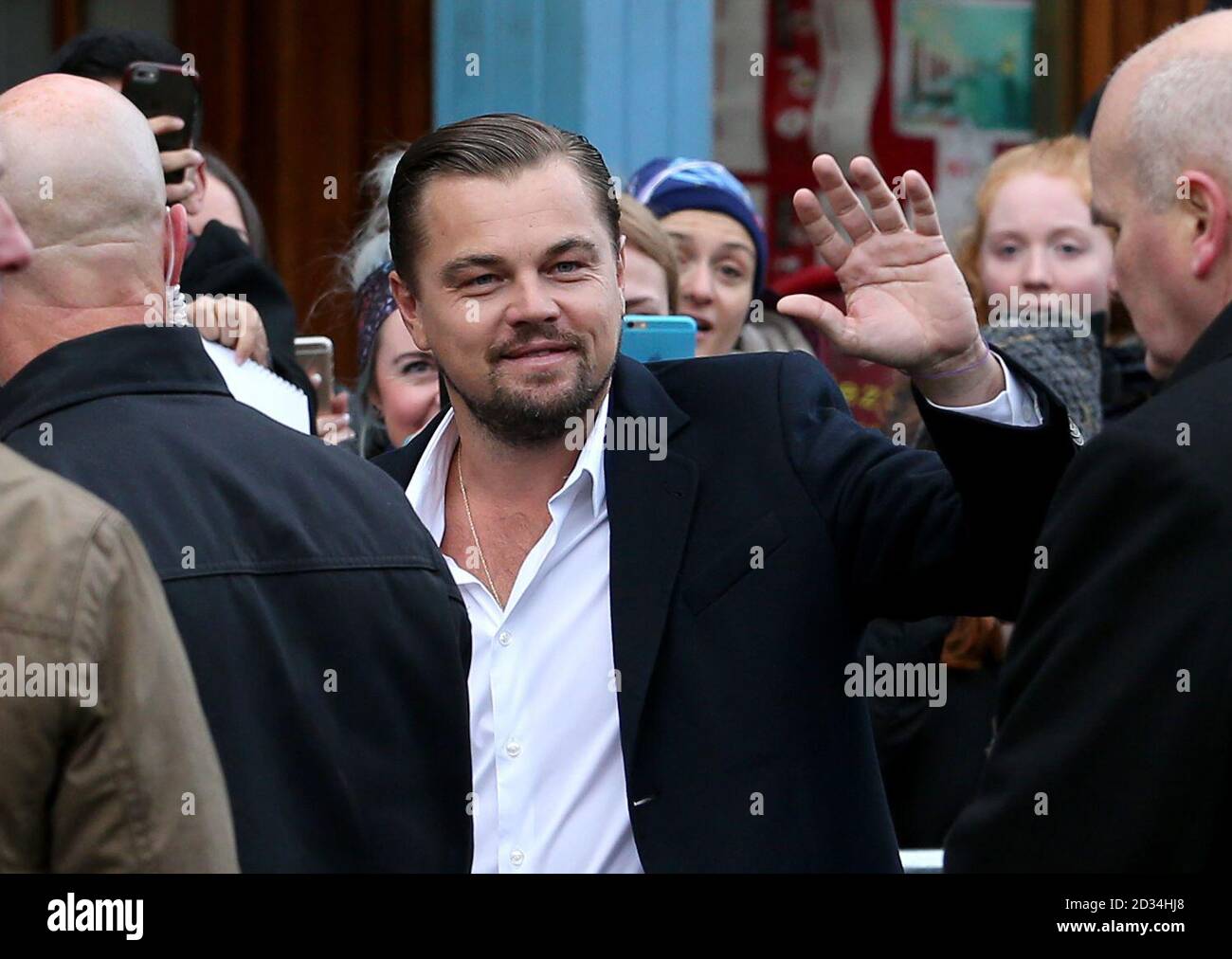 Leonardo DiCaprio arrive pour une visite à domicile par morsure sociale sandwicheries à Édimbourg, qui travaillent pour aider les sans-abri. Photo date : Jeudi 17 Novembre, 2016. Voir PA story SHOWBIZ DiCaprio. Crédit photo doit se lire : Jane Barlow/PA Wire Banque D'Images