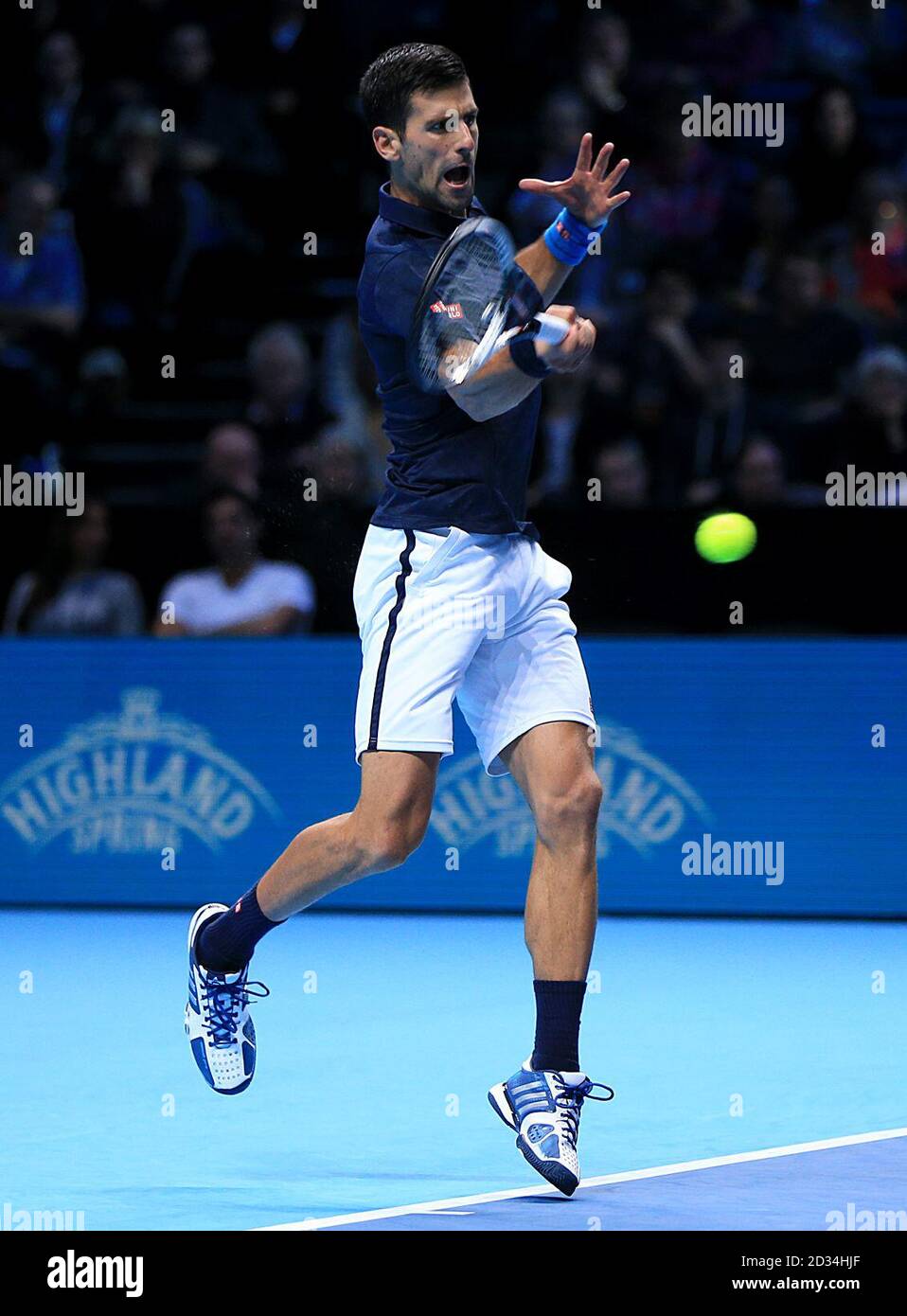 Novak Djokovic en action contre David Goffin pendant le cinquième jour des finales du Barclays ATP World Tour à l'O2, Londres. APPUYEZ SUR ASSOCIATION photo. Date de la photo: Jeudi 17 novembre 2016. Voir PA Story TENNIS Londres. Le crédit photo doit être lu : Jonathan Brady/PA Wire. Banque D'Images