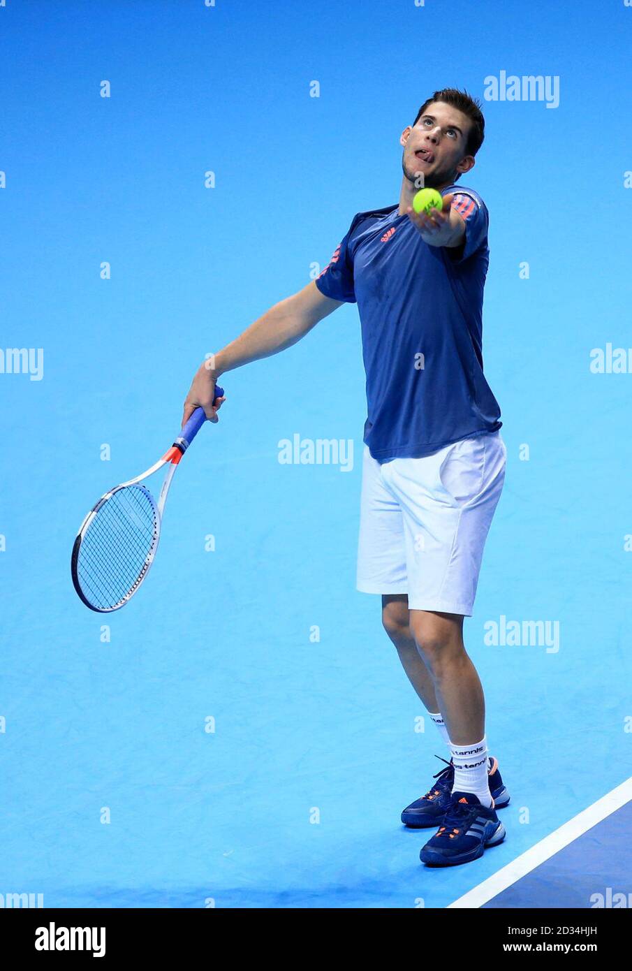 Dominic Thiem d'Autriche sert contre le canadien Milos Raonic pendant la cinquième journée des finales du Barclays ATP World Tour à l'O2, Londres. Banque D'Images