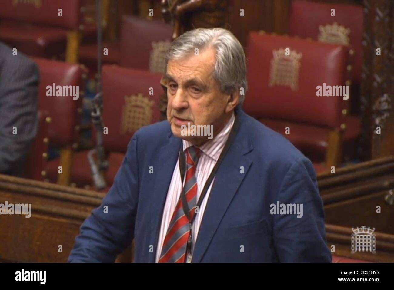 Falkland vicomte s'adressant à la Chambre des Lords, à Londres, où il a rappelé comment il a jeté son dieu-fille téléphone mobile dans l'auditoire lors d'un concert à Paris de frapper un autre amateur de théâtre sur la tête parce qu'elle a gardé de sms. Banque D'Images