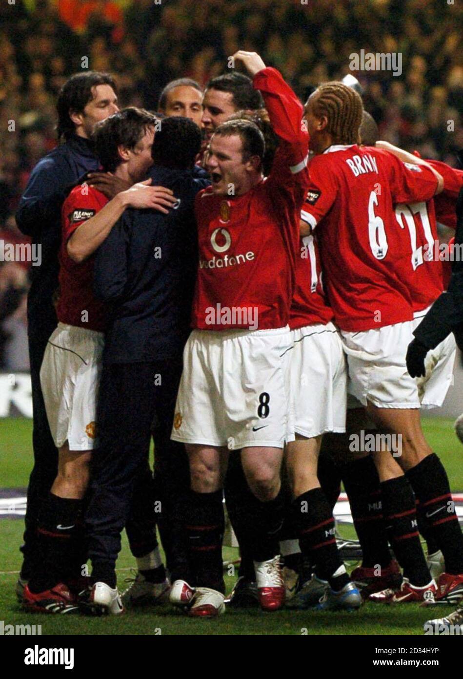 Les joueurs de Manchester United célèbrent le troisième but marqué par Cristiano Ronaldo (caché) contre Wigan Athletic lors de la finale de la coupe Carling au Millennium Stadium, Cardiff, dimanche 26 février 2006. Score final: Manchester United 4 - Wigan 0. APPUYEZ SUR ASSOCIATION photo. Crédit photo devrait se lire: Rui Vieira/PA CETTE IMAGE NE PEUT ÊTRE UTILISÉE QUE DANS LE CONTEXTE D'UN ÉLÉMENT ÉDITORIAL. AUCUNE UTILISATION DE SITE WEB/INTERNET À MOINS QUE LE SITE NE SOIT ENREGISTRÉ AUPRÈS DE L'ASSOCIATION DE FOOTBALL PREMIER LEAGUE. Banque D'Images