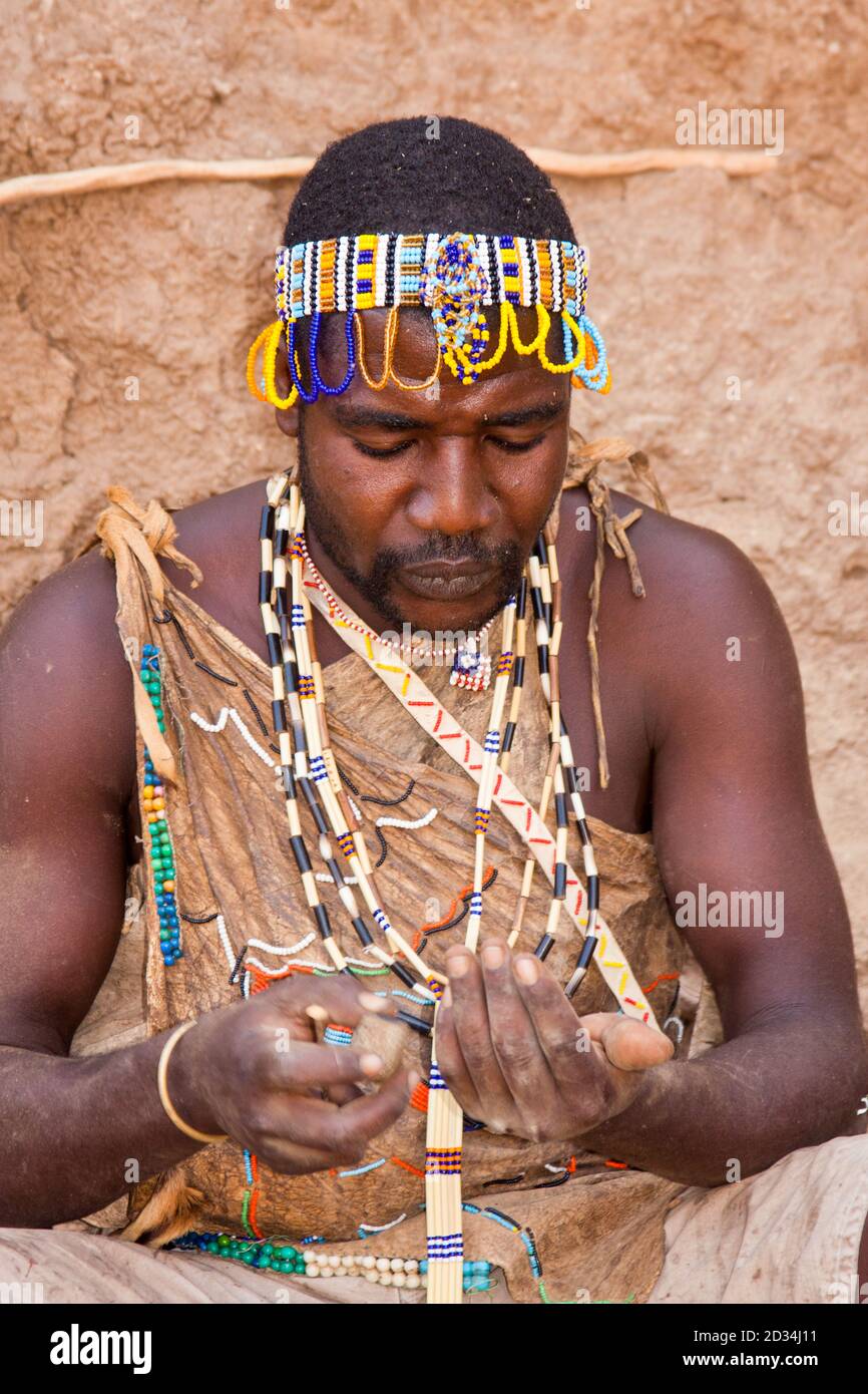 Portrait d'un chasseur Hadza. Les Hadza, ou Hadzabe, sont un groupe ethnique dans le centre-nord de la tanzanie, vivant autour du lac Eyasi, dans la vallée centrale du Rift Banque D'Images